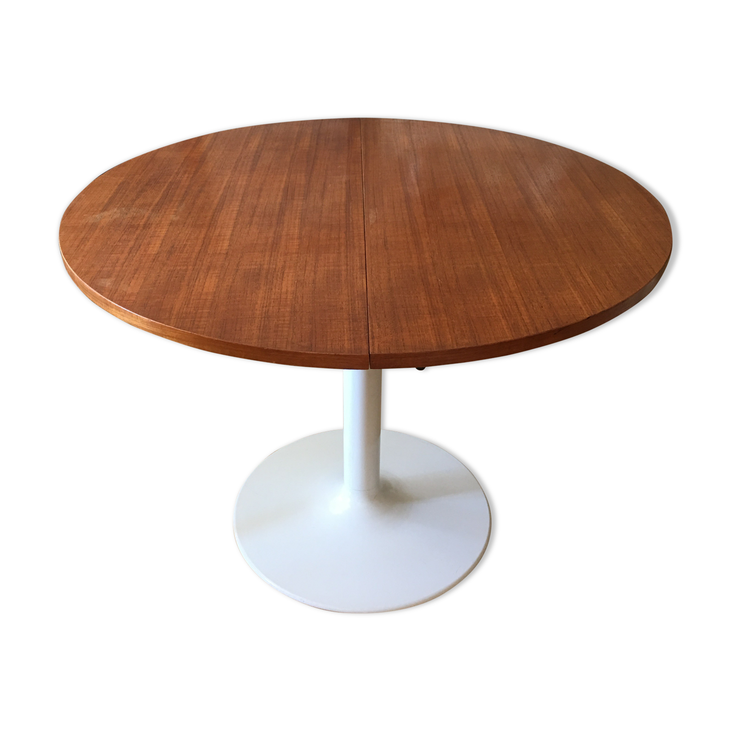 Dining table with a modular tulip foot