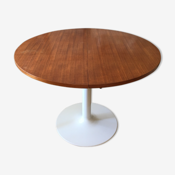 Dining table with a modular tulip foot