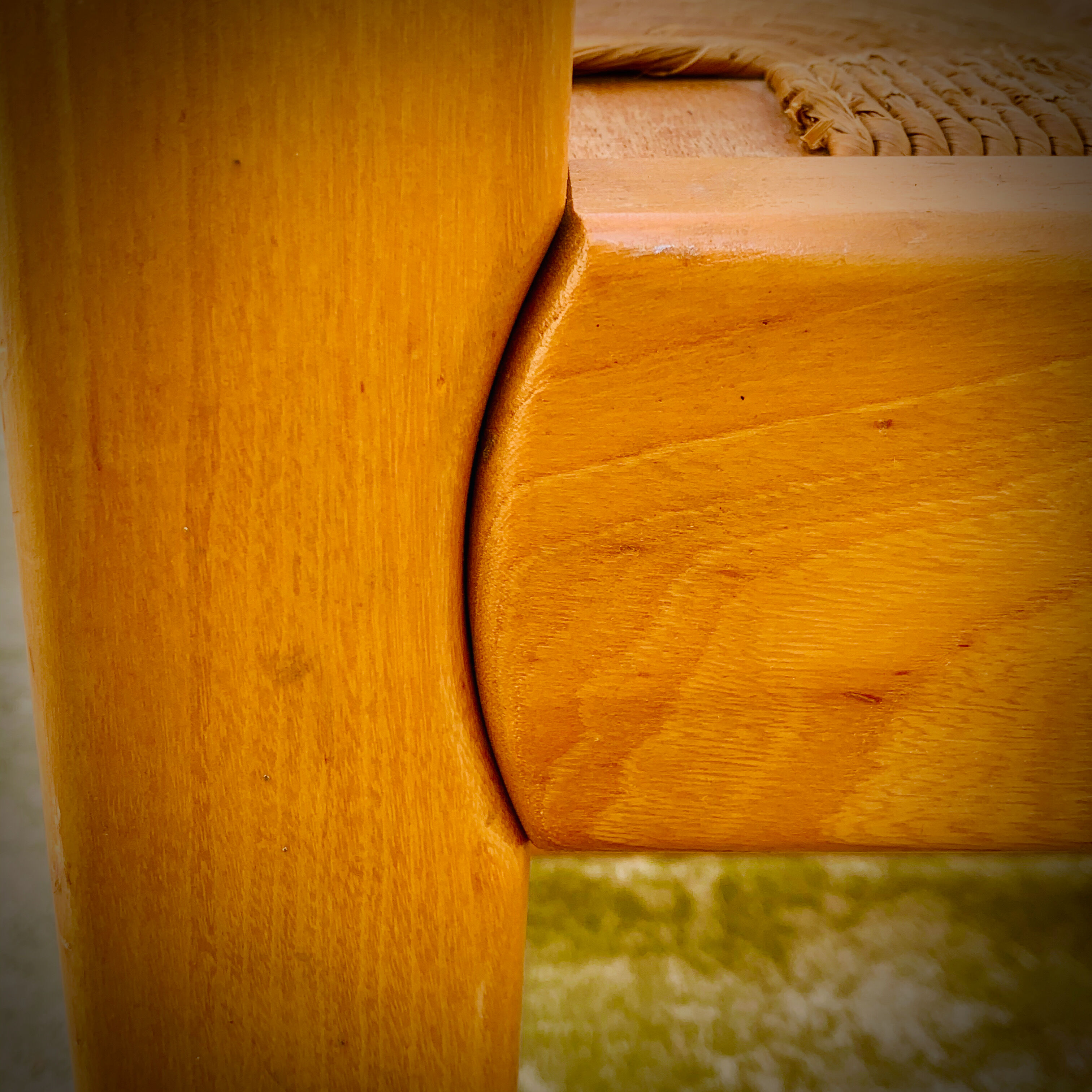 Set of 4 vintage elm chairs - large straw seat 1970