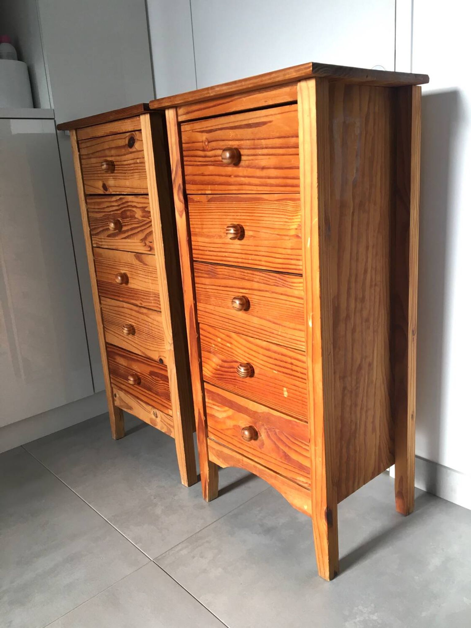 Paire de  chiffoniers 5 tiroirs en pin  . années 80