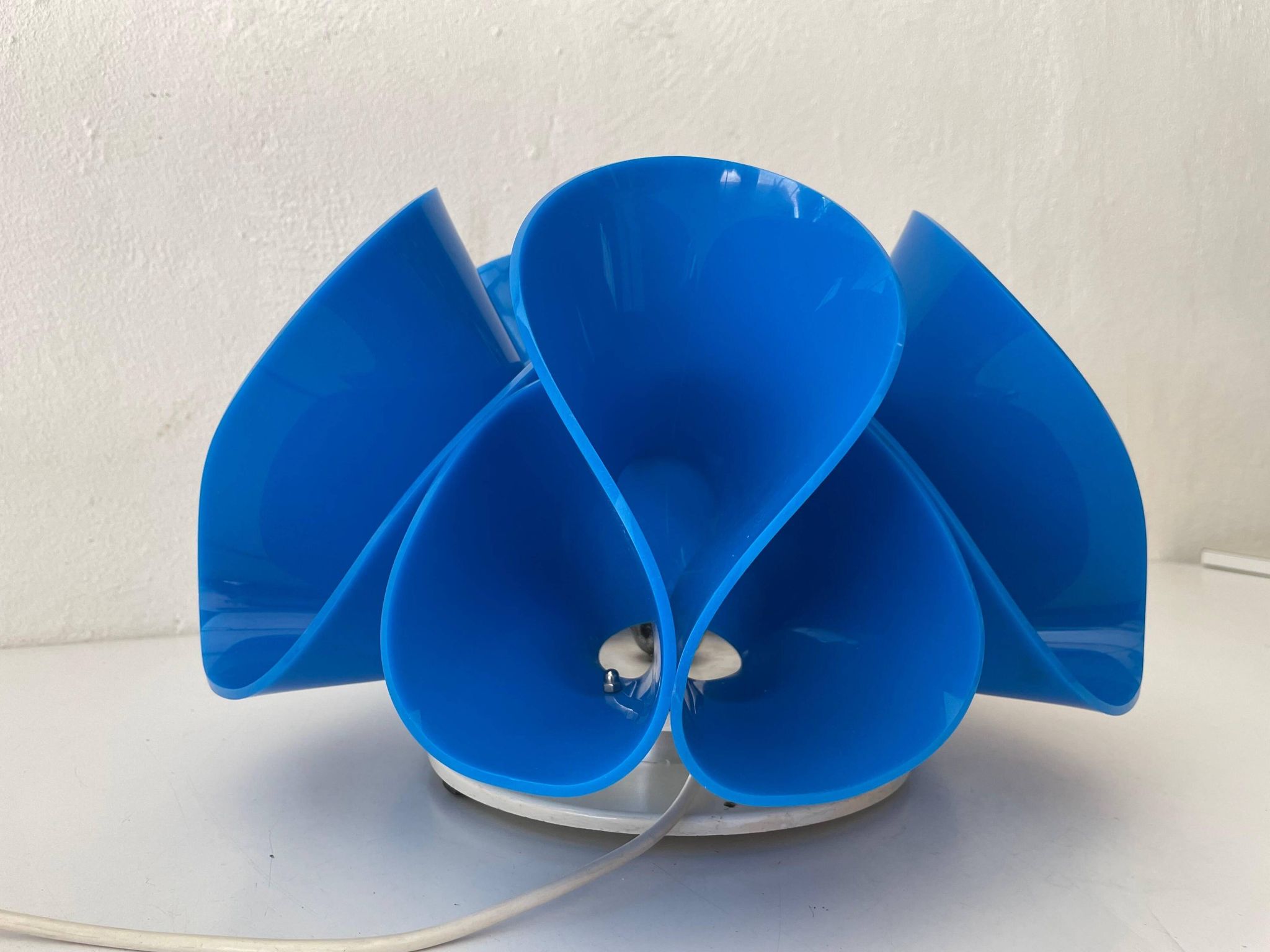 Lampe de table en plexiglas bleu Flower Design, années 1970, Italie