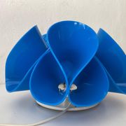 Lampe de table en plexiglas bleu Flower Design, années 1970, Italie