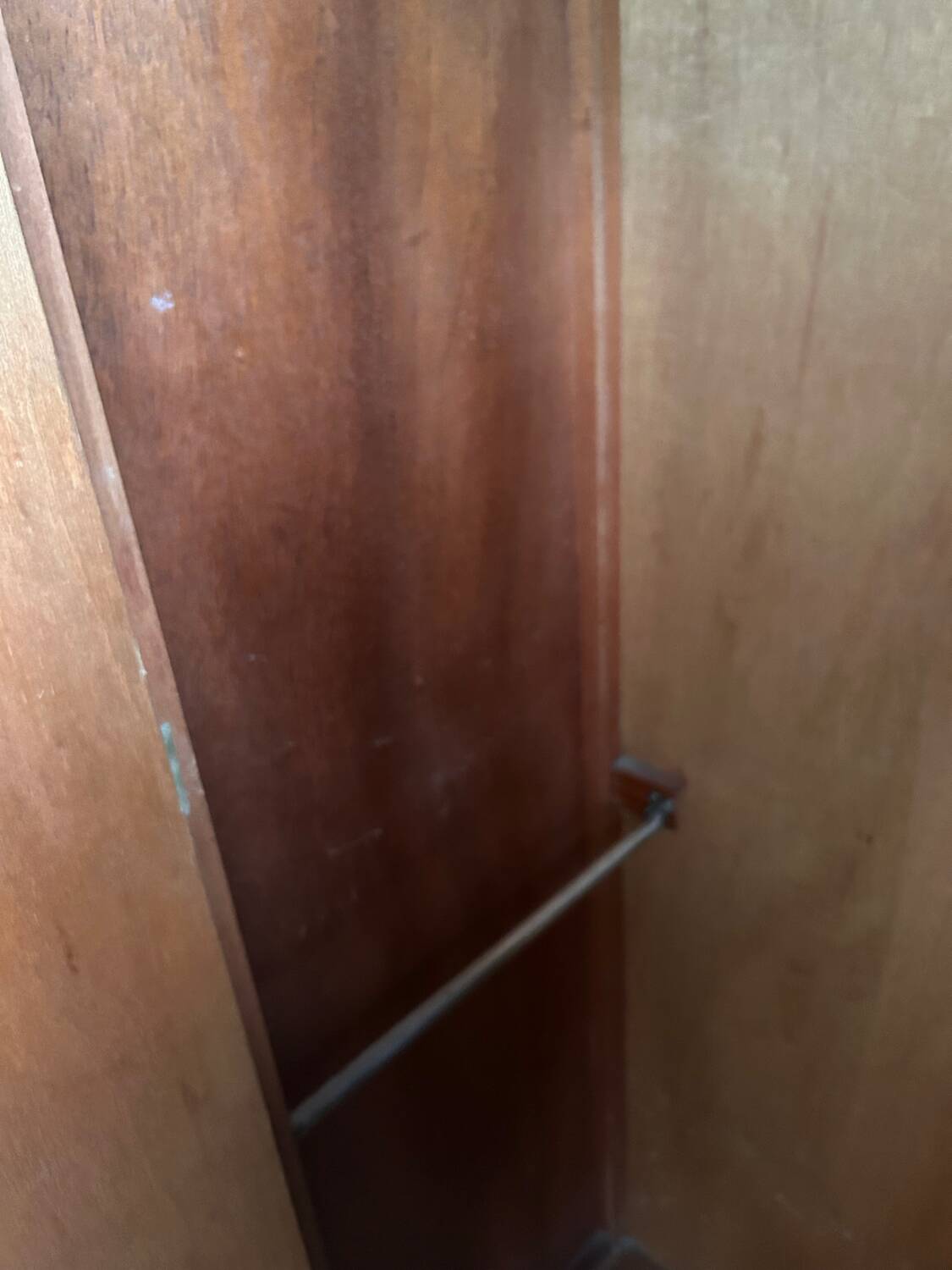 Small English wardrobe from the Art Deco period in walnut veneer - The elegance of rarity