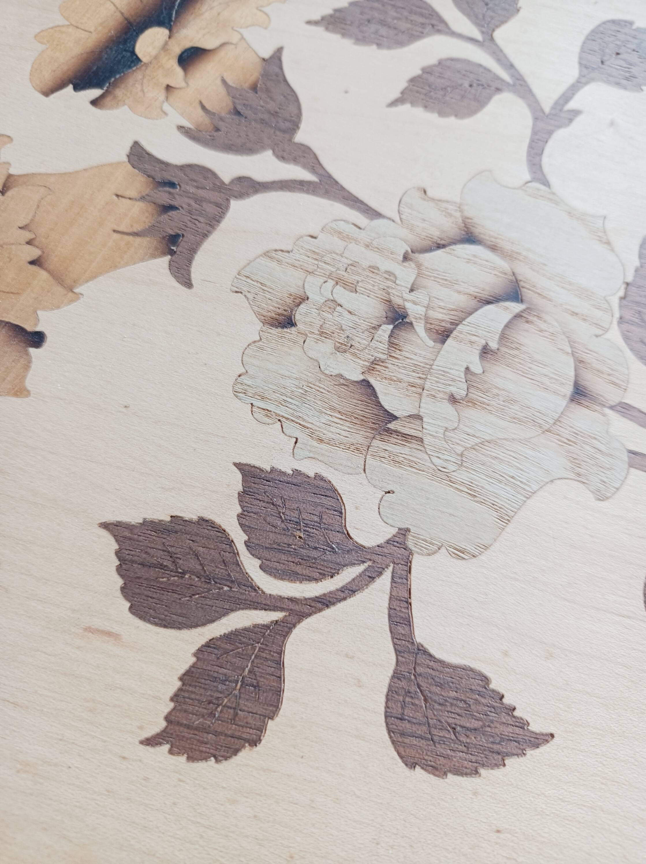 Plateau en bois, motif fleur