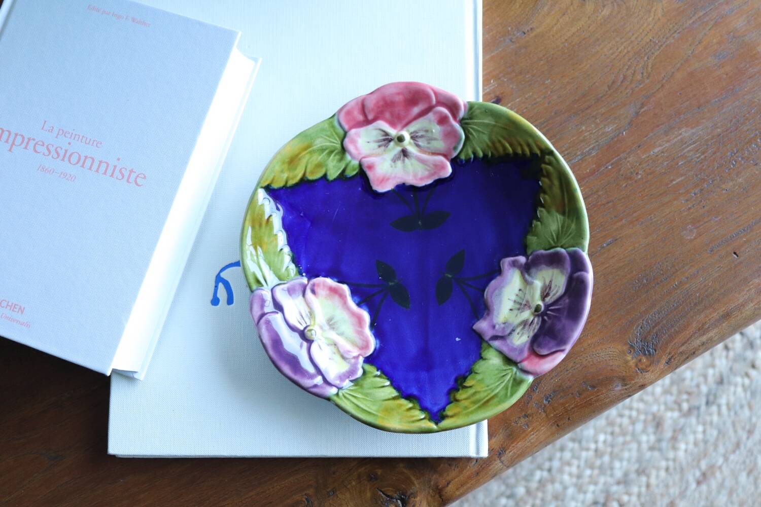 Blue plate in flower slip