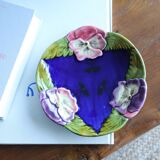 Assiette bleu en barbotine fleurs