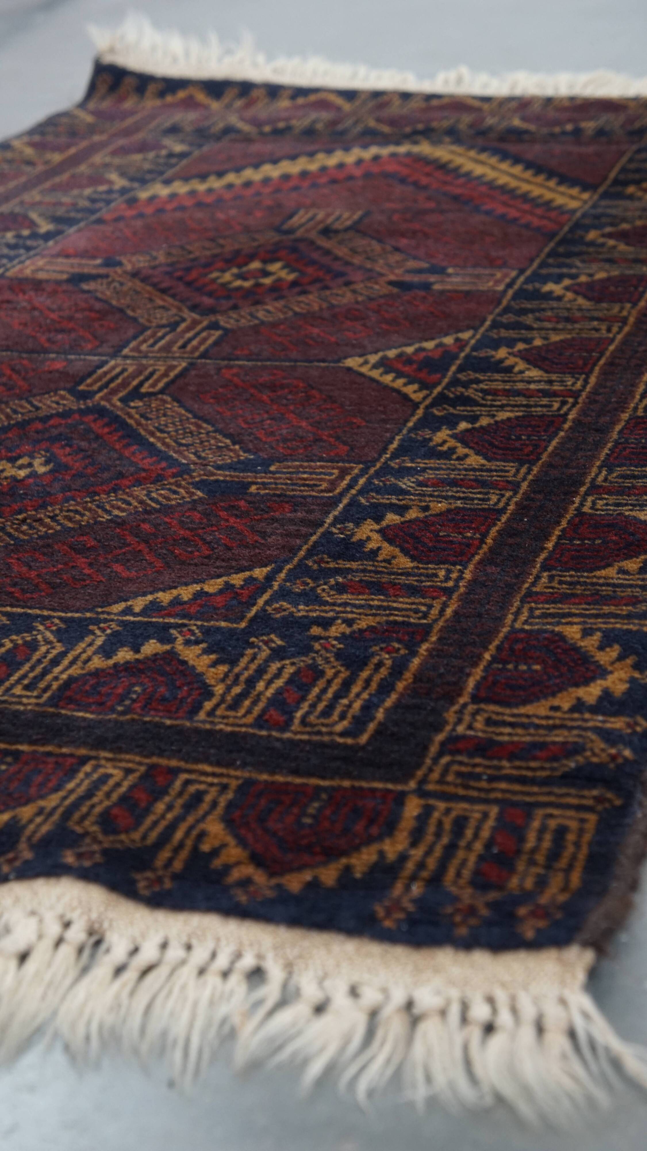 Decorative Rug with Dark Tones – 162x86 cm