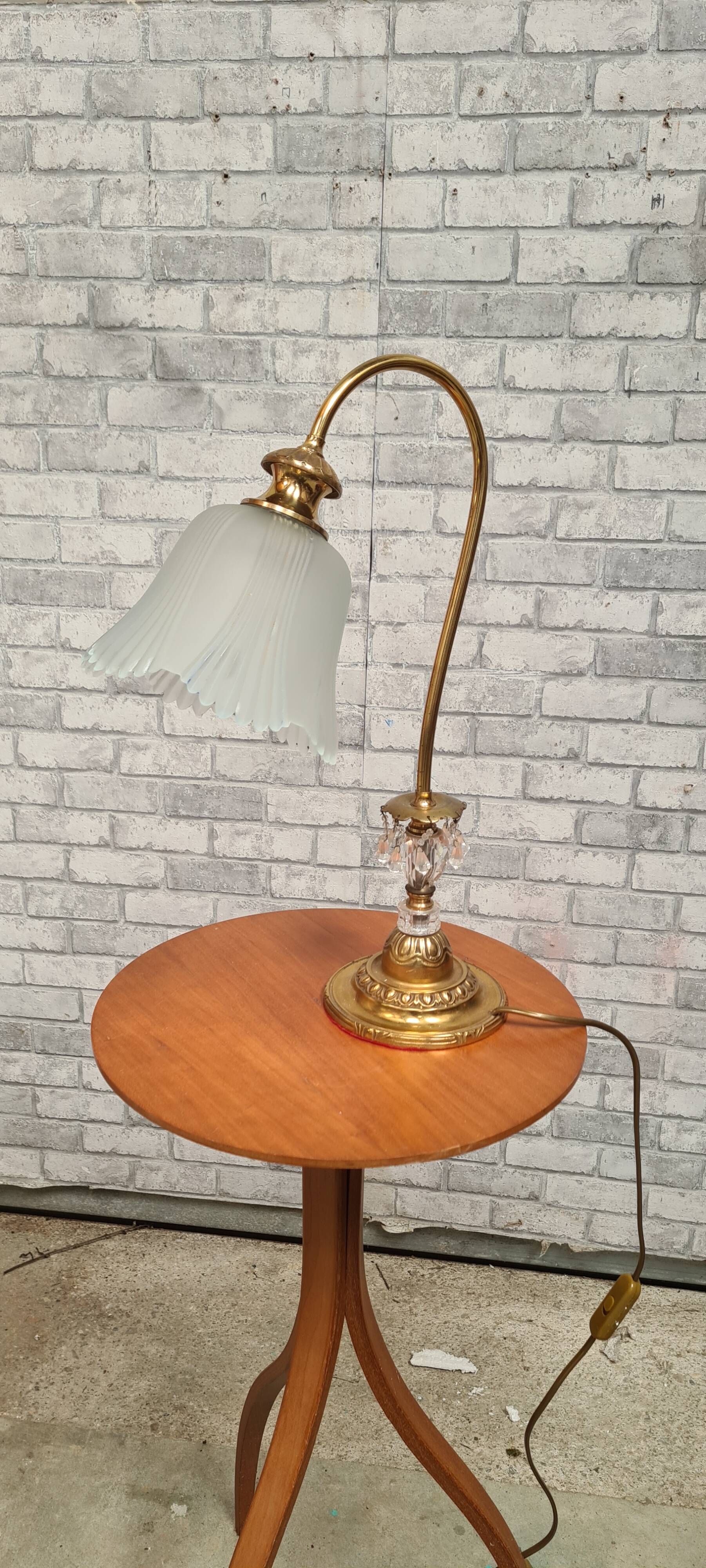 Large brass lamp with tassels 1970 to 80 and opaque molded glass, very good condition, electric ok, elegant