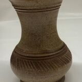 Vase en grès estampé beige signé