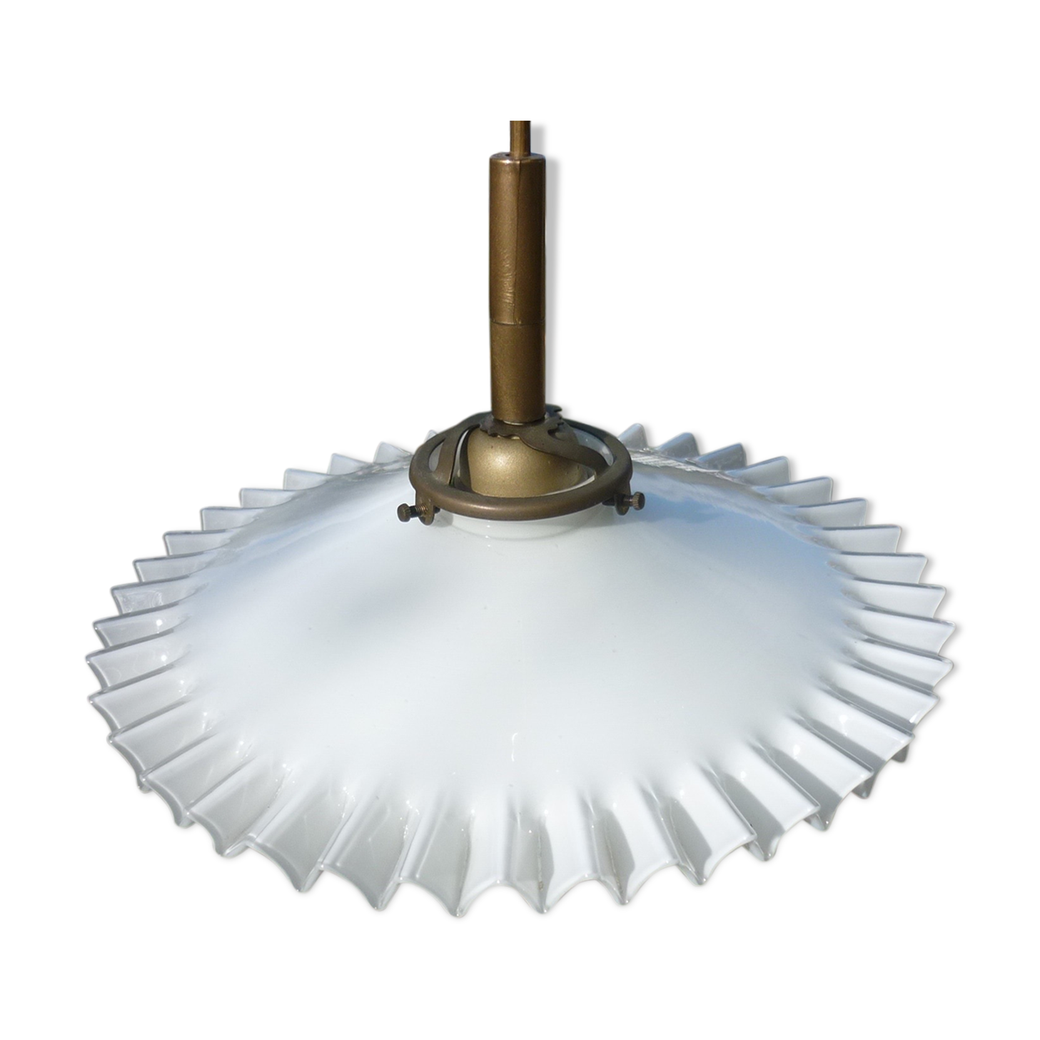 Hanging undulating opaline blinds