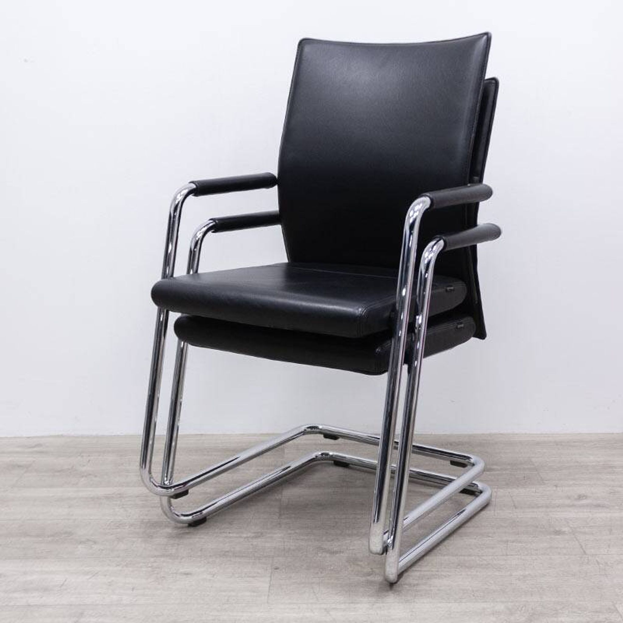 Chaise de bureau en cuir Grisberger Diagon Medium Noir