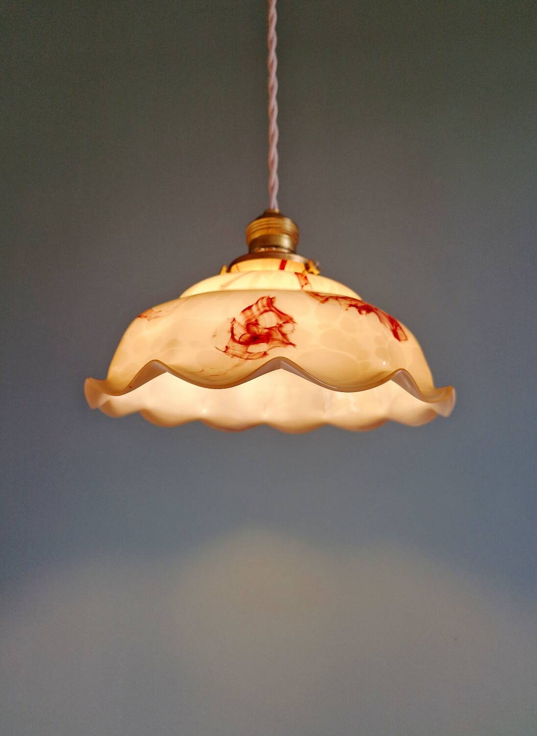 Suspension Art Déco en opaline marbrée, années 1920-30