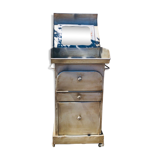 Lavabo en métal d'un hôpital