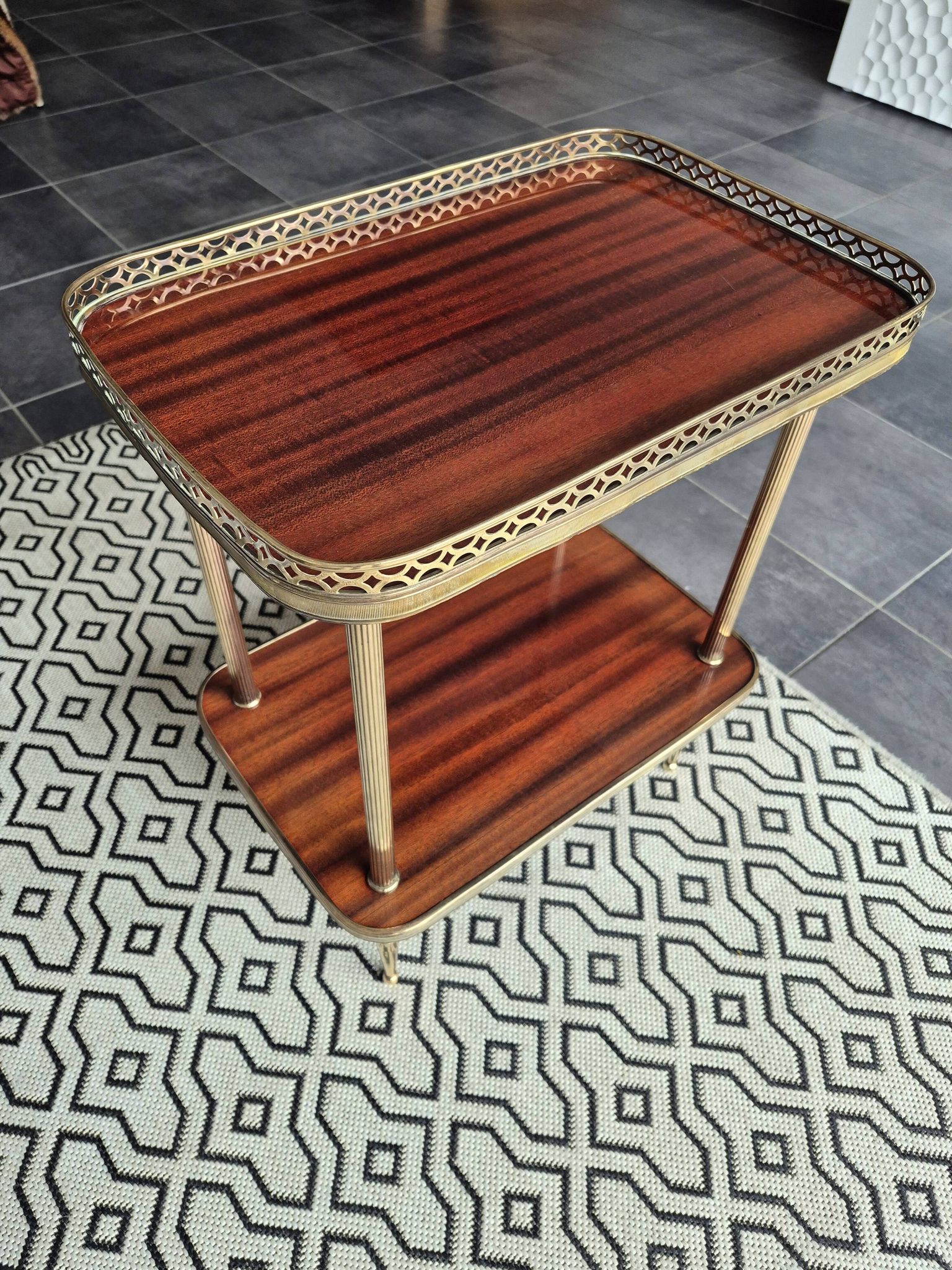 Desserte / Petite table d'appoint plaquage acajou et laiton mid century