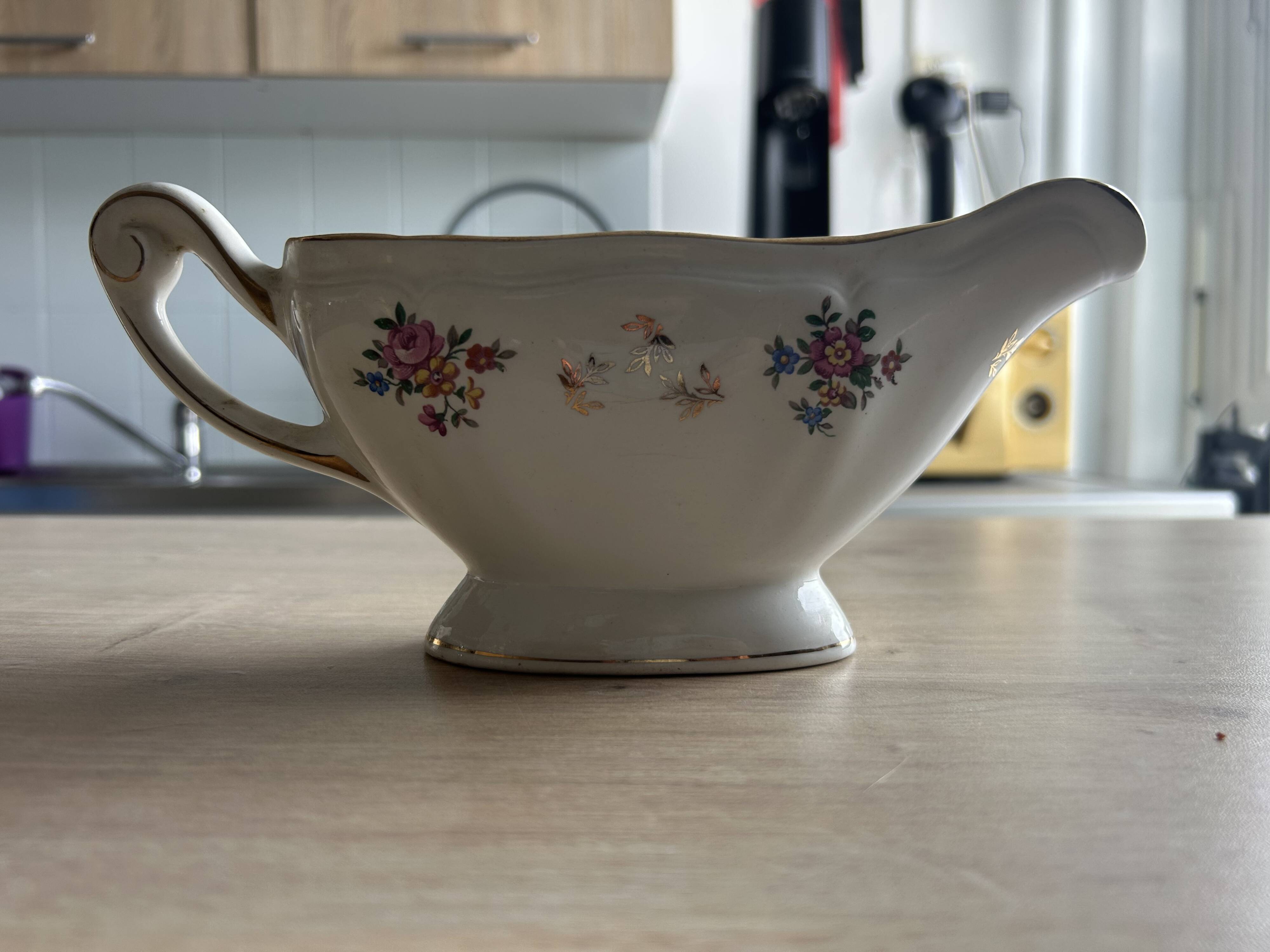 Vintage sauce boat L'Amandinoise 1080 with roses and gilding.