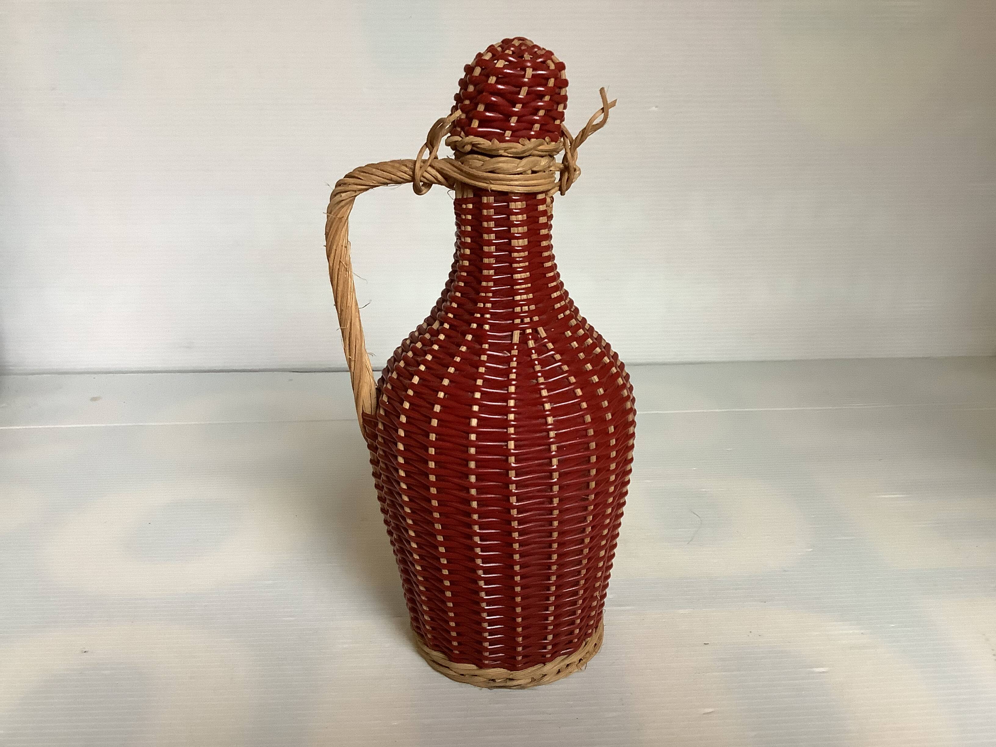 Petite bouteille décorative osier rouge bordeaux