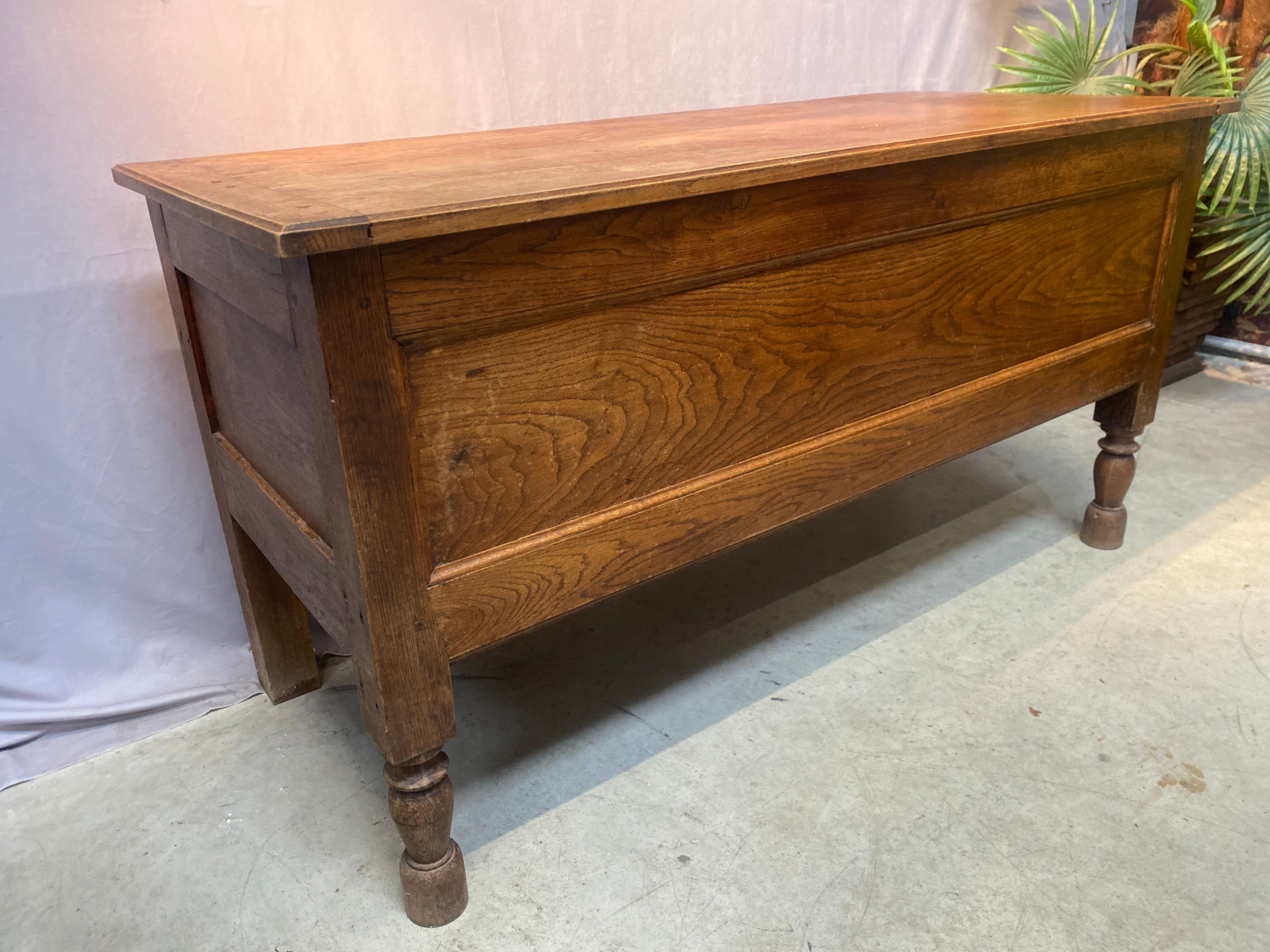 Oak tie with storage box