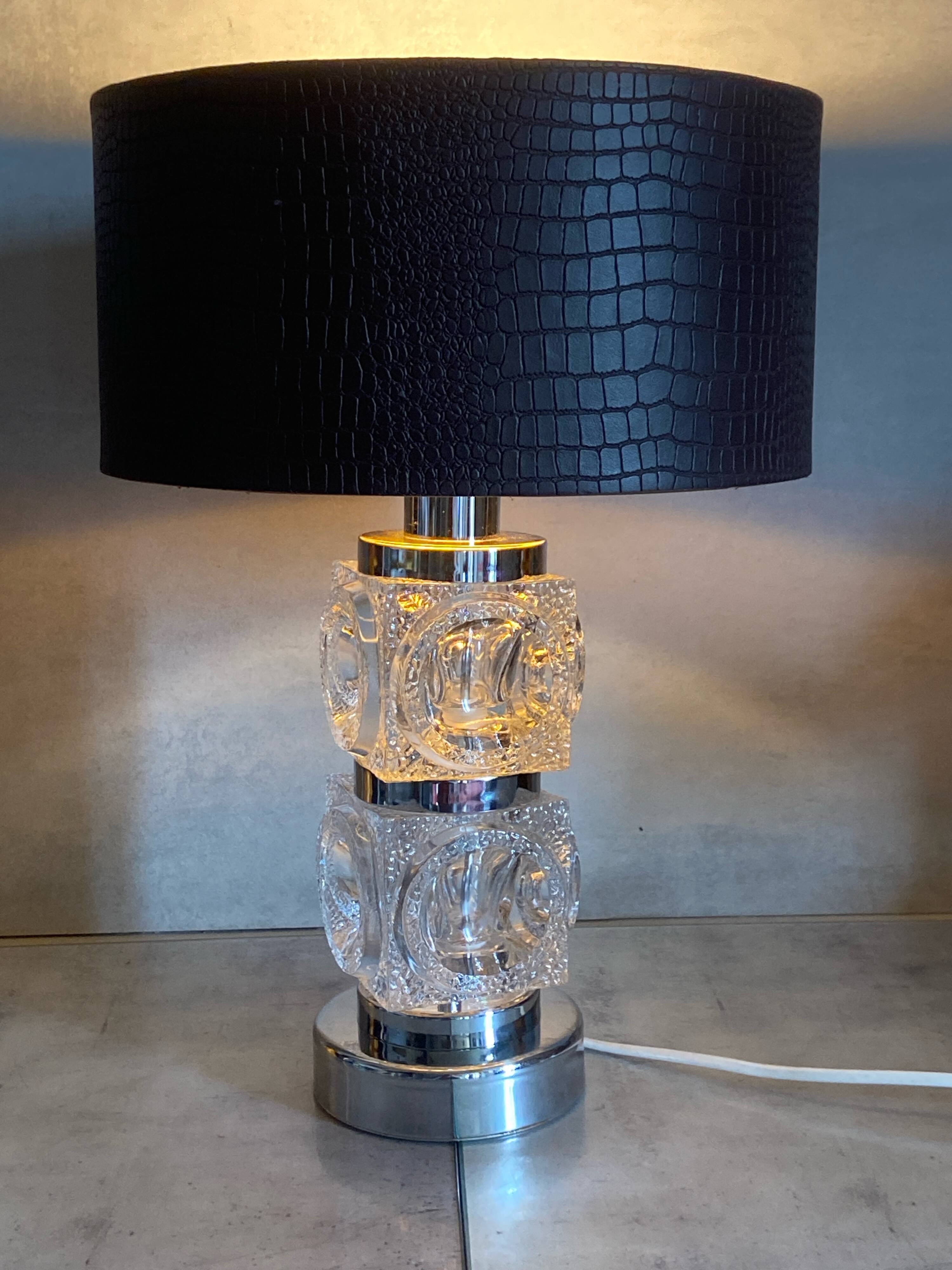 Lampe de table moderniste en verre texturé et chrome Peill & P