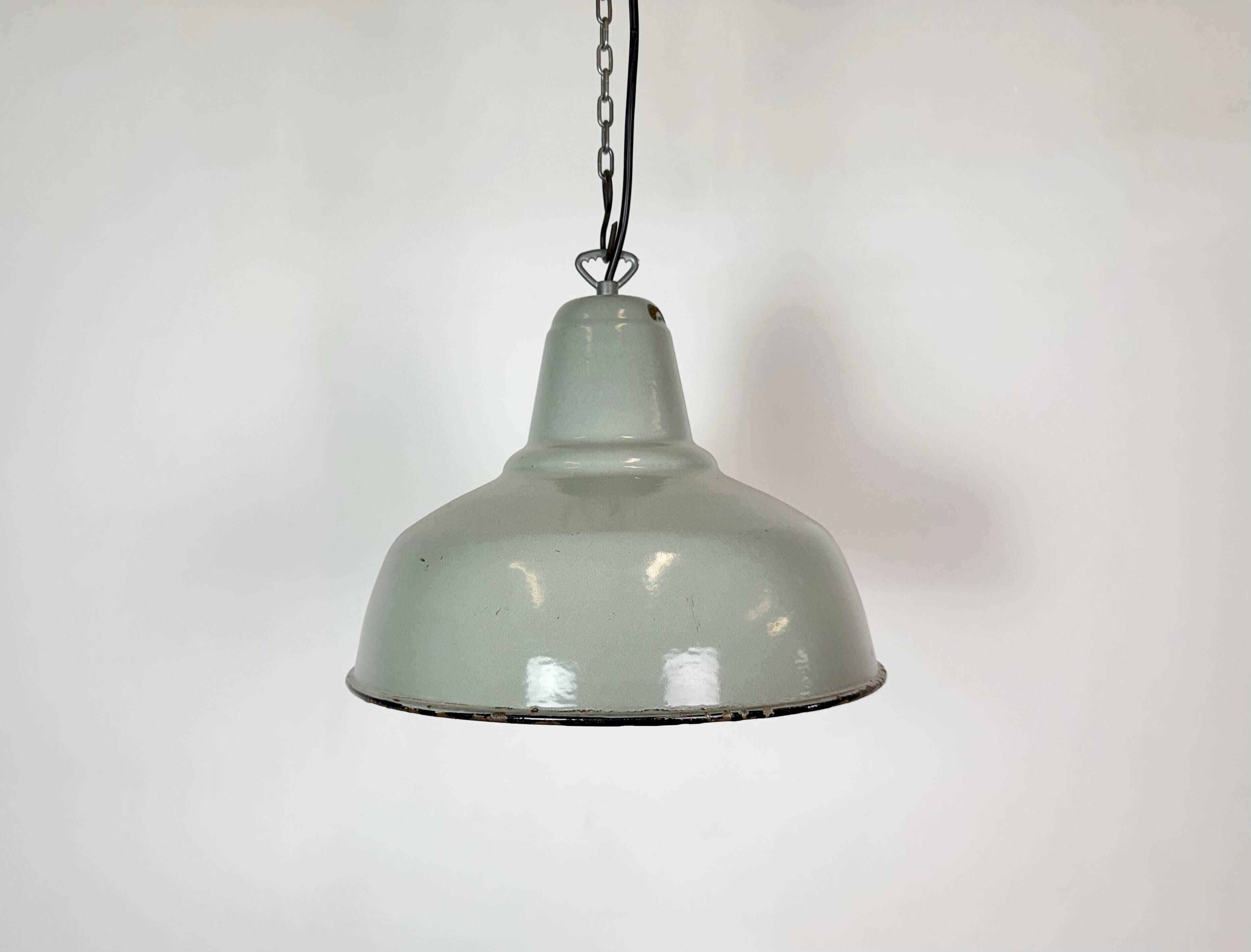 Lampe suspendue en émail gris industriel, années 1960