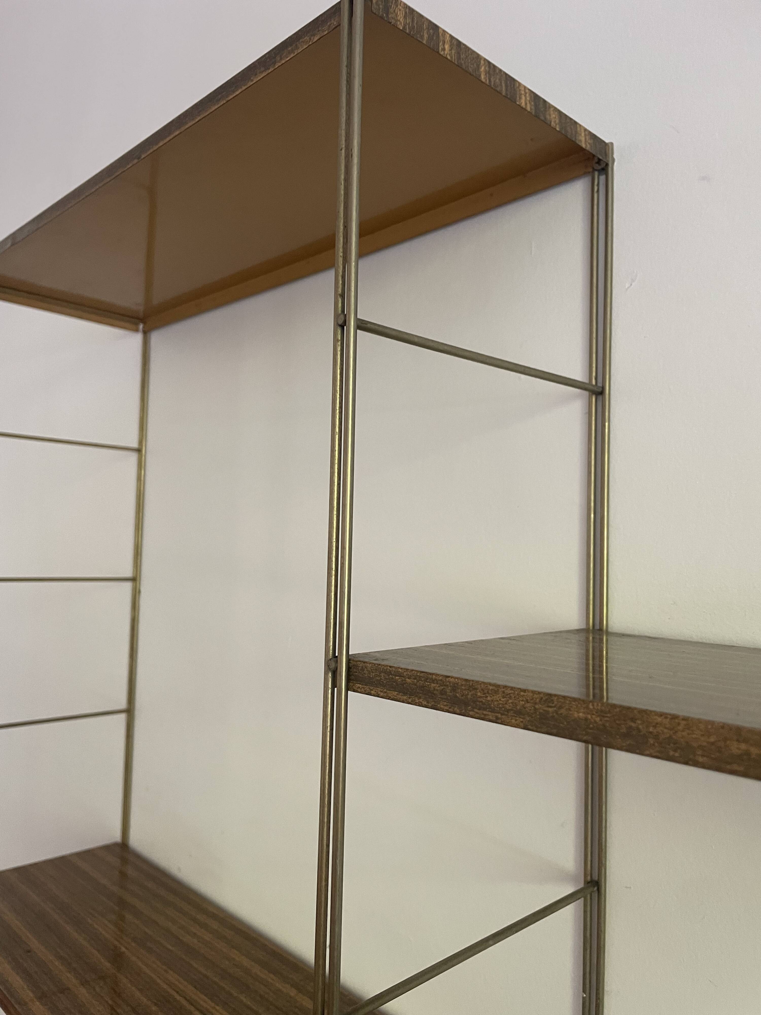 Etagere String acier faux bois, montants torsadé or 1960