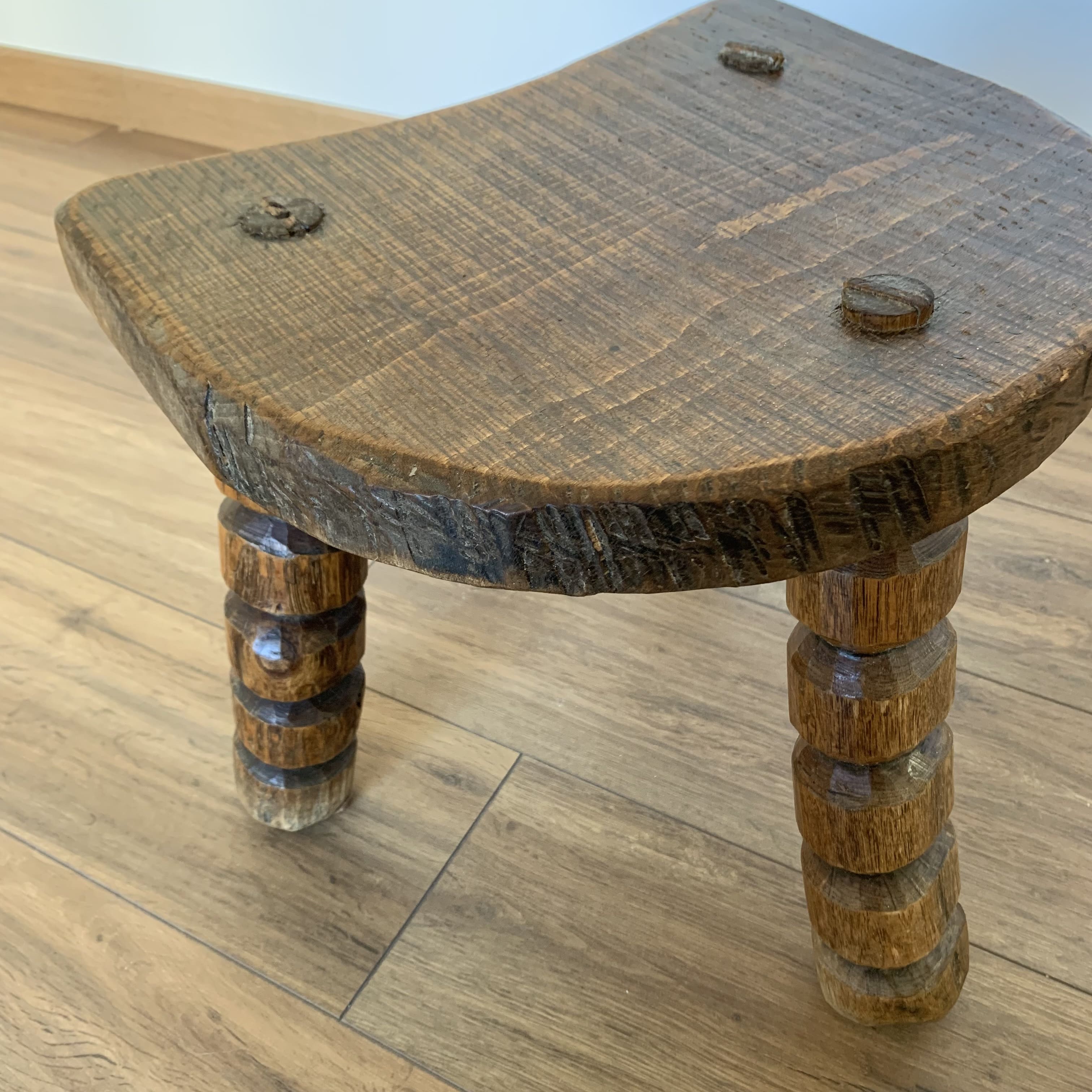 Tabouret tripode pieds taillés