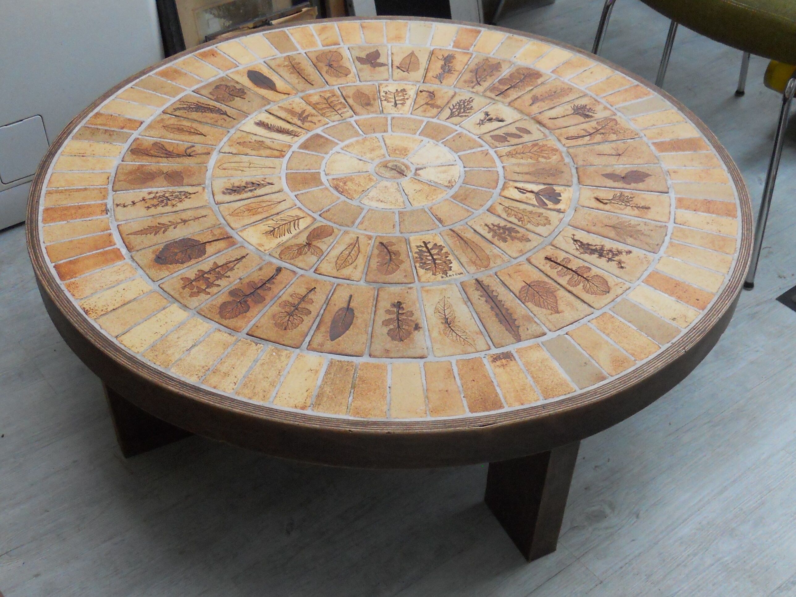 Round coffee table signed capron