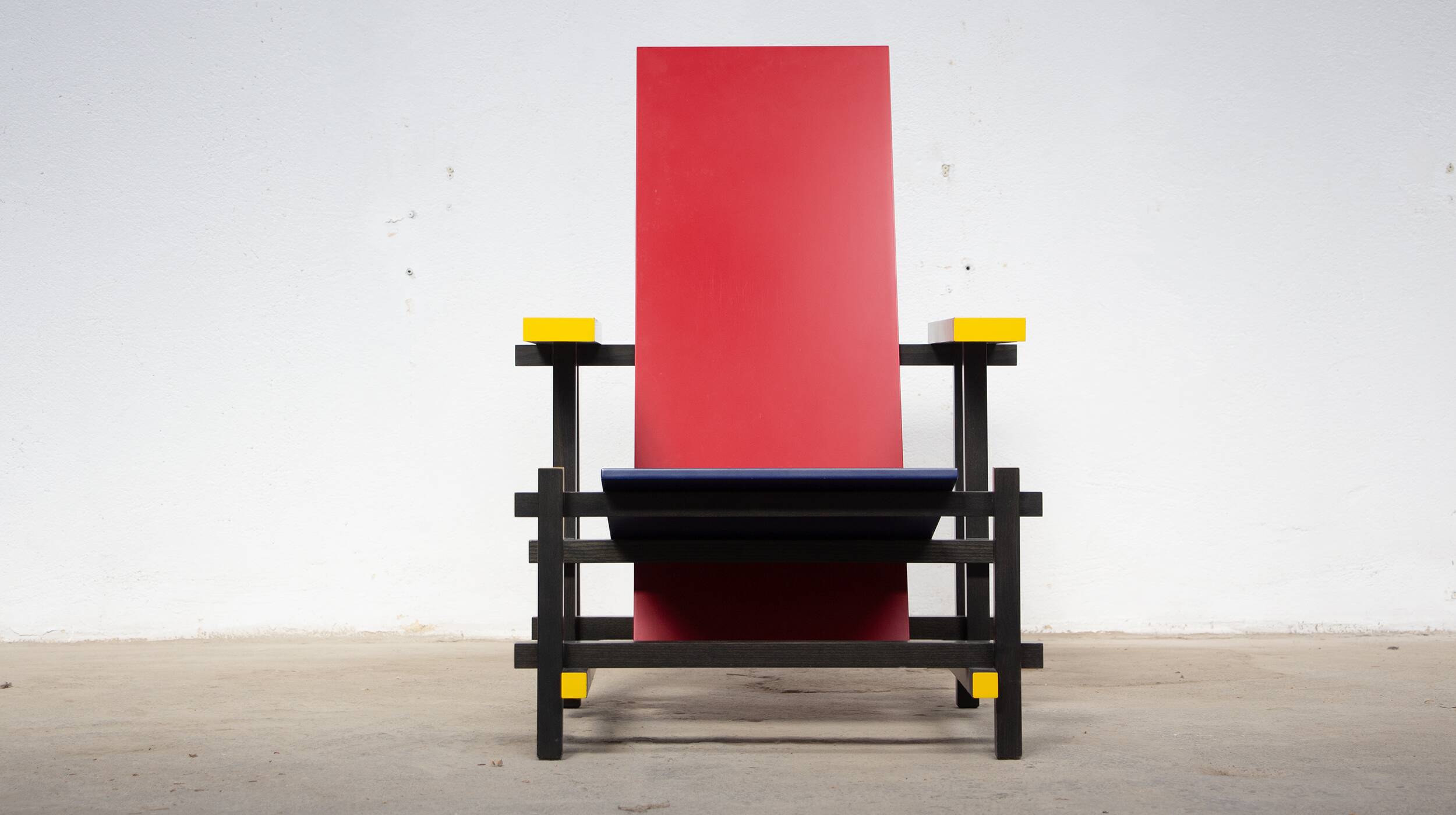 Red and blue chair Gerrit Rietveld by Cassina