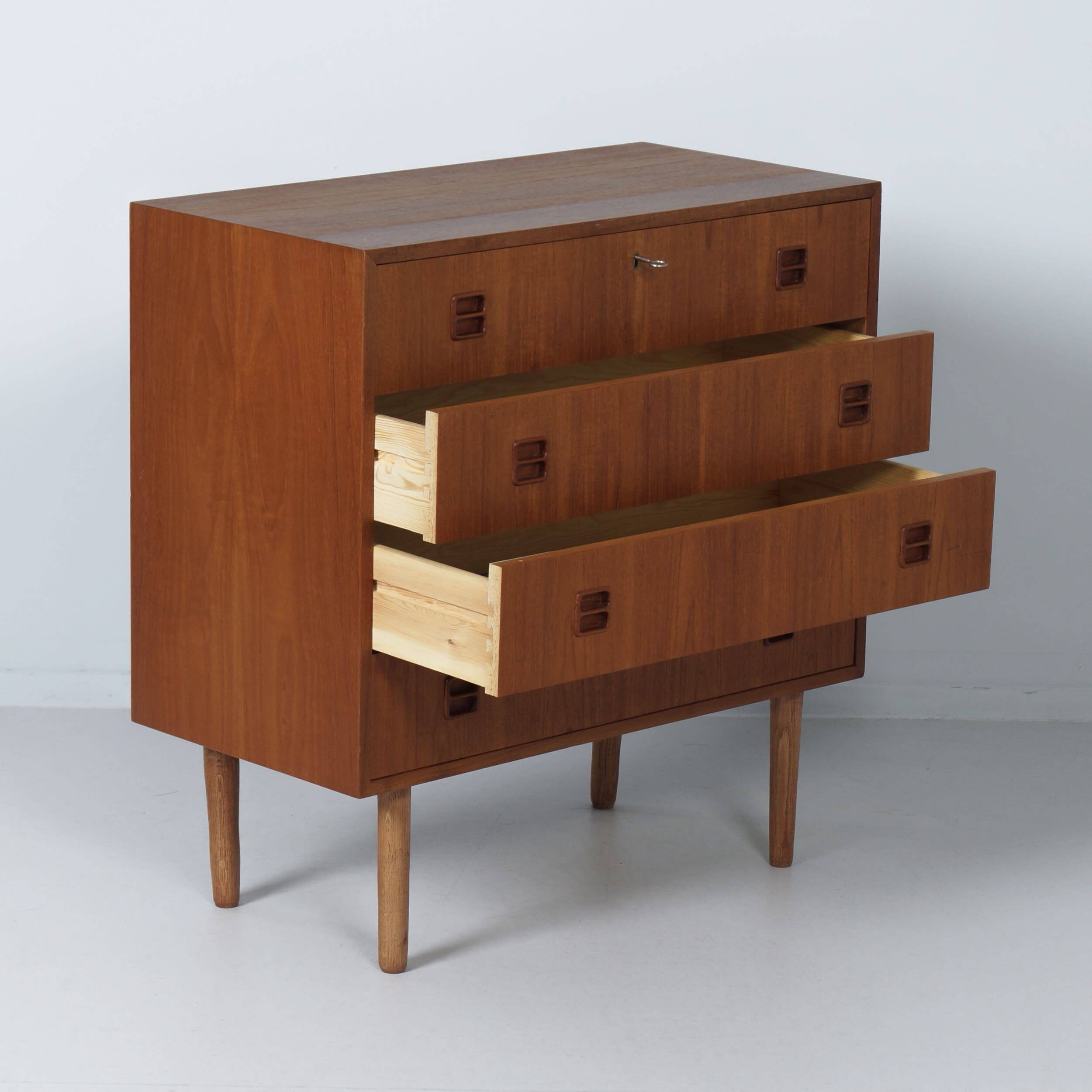Danish teak chest of drawers, 1960s – 4 drawers, key and recessed handles