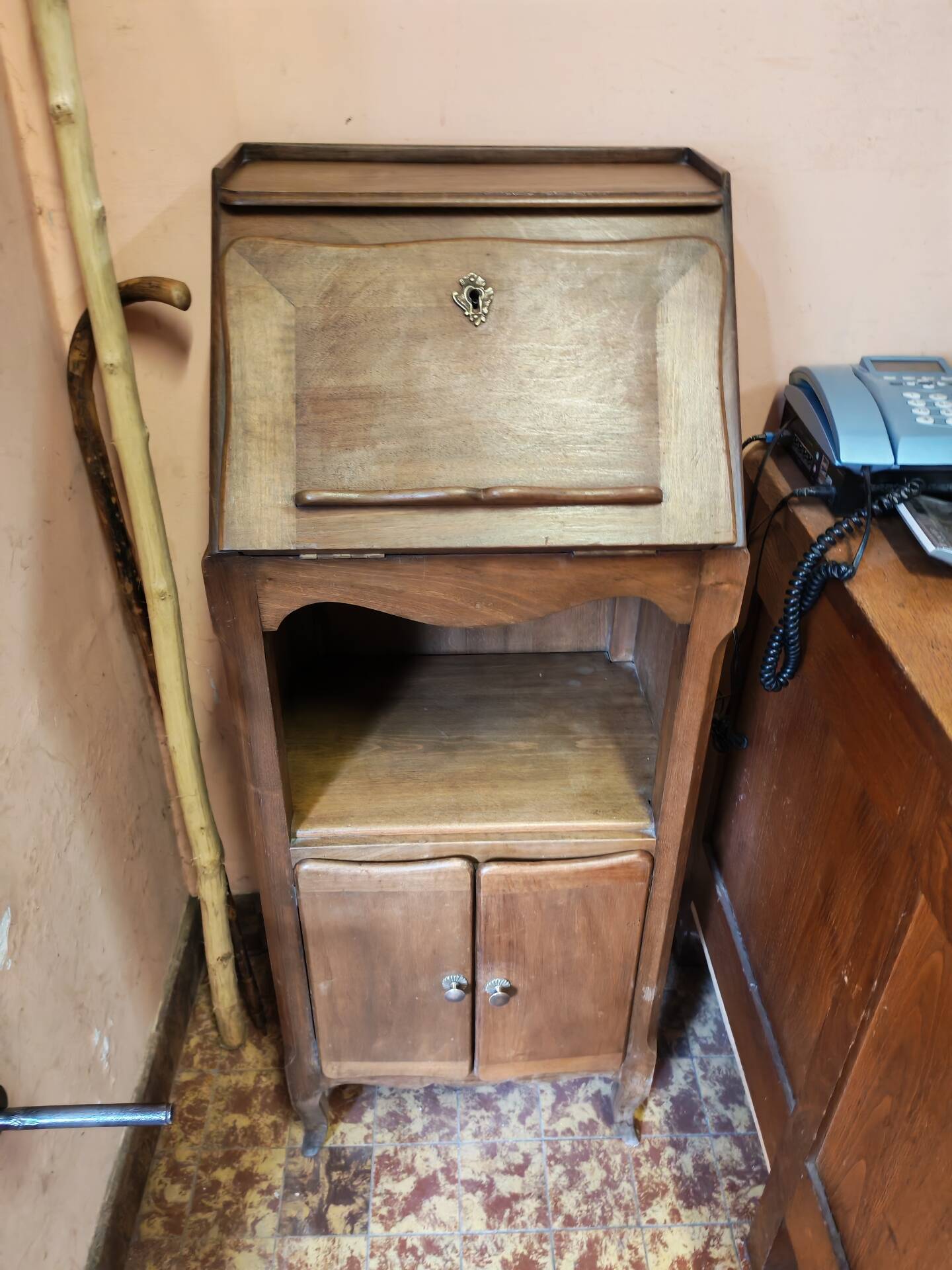 Set consisting of a small scriban desk and its antique chair.