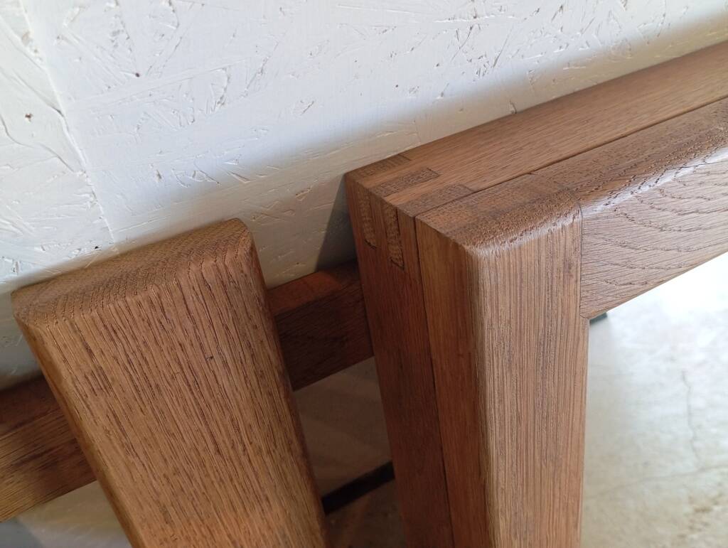 Wall-mounted wardrobe in solid oak