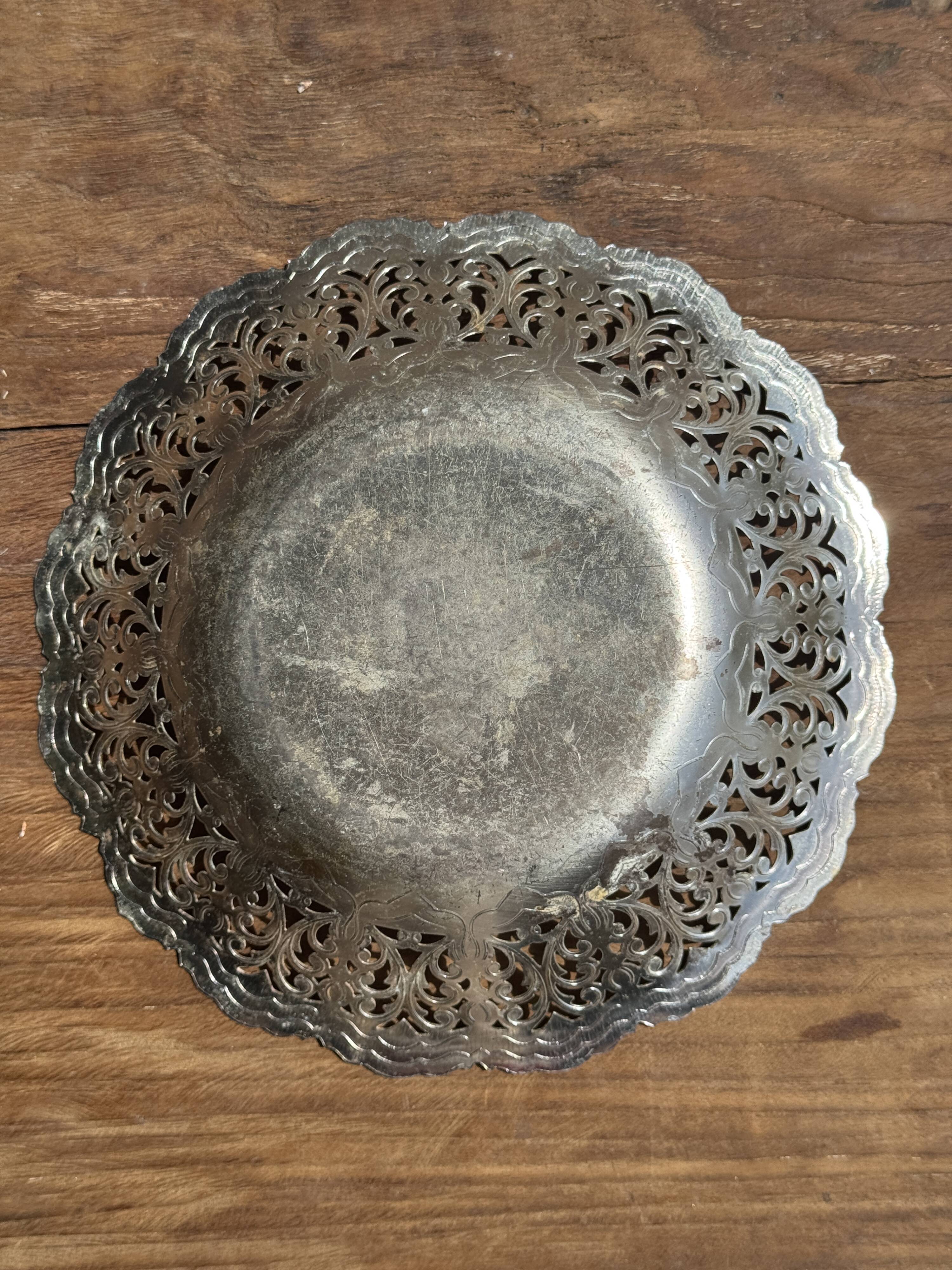 Small vintage silver-plated metal tray with openwork floral patterns D20 H3