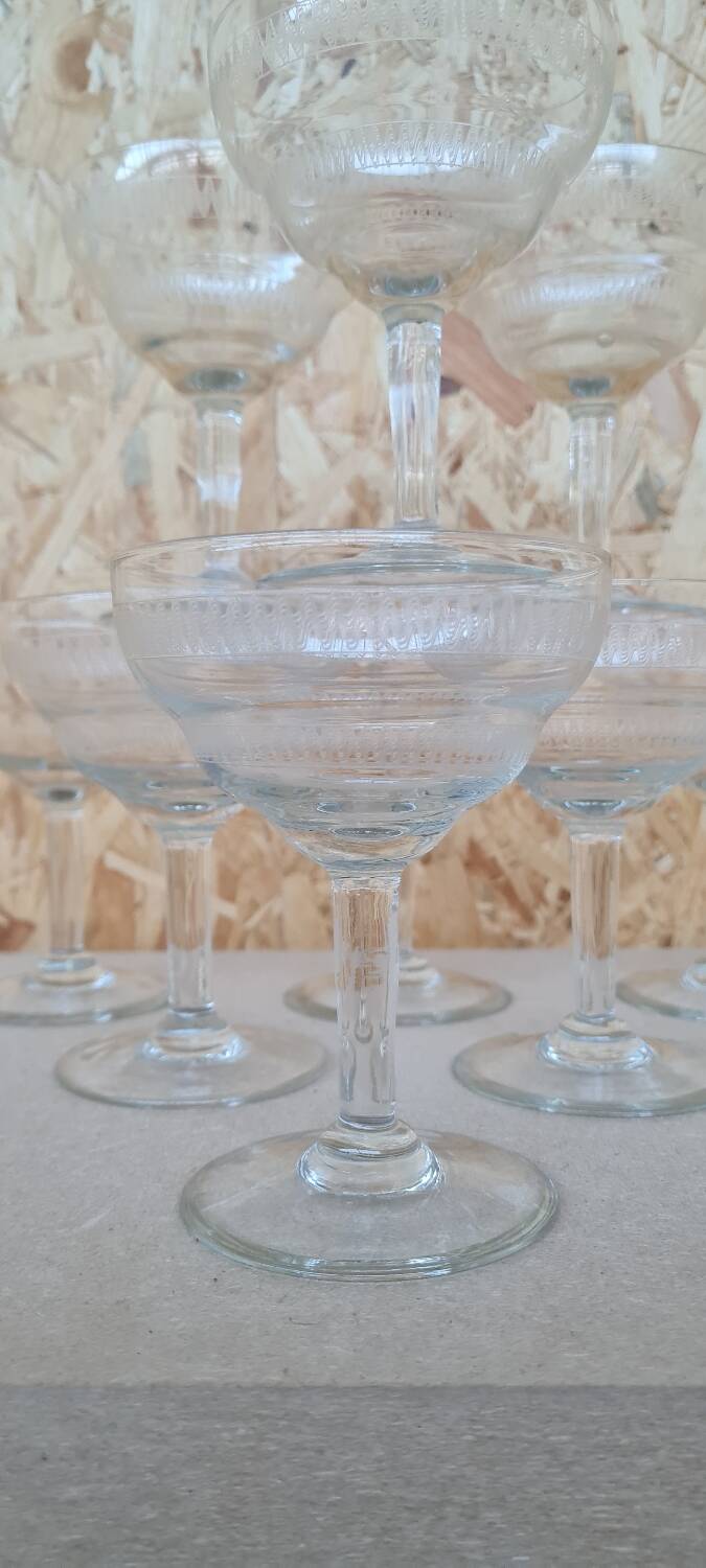 Service of 9 champagne glasses