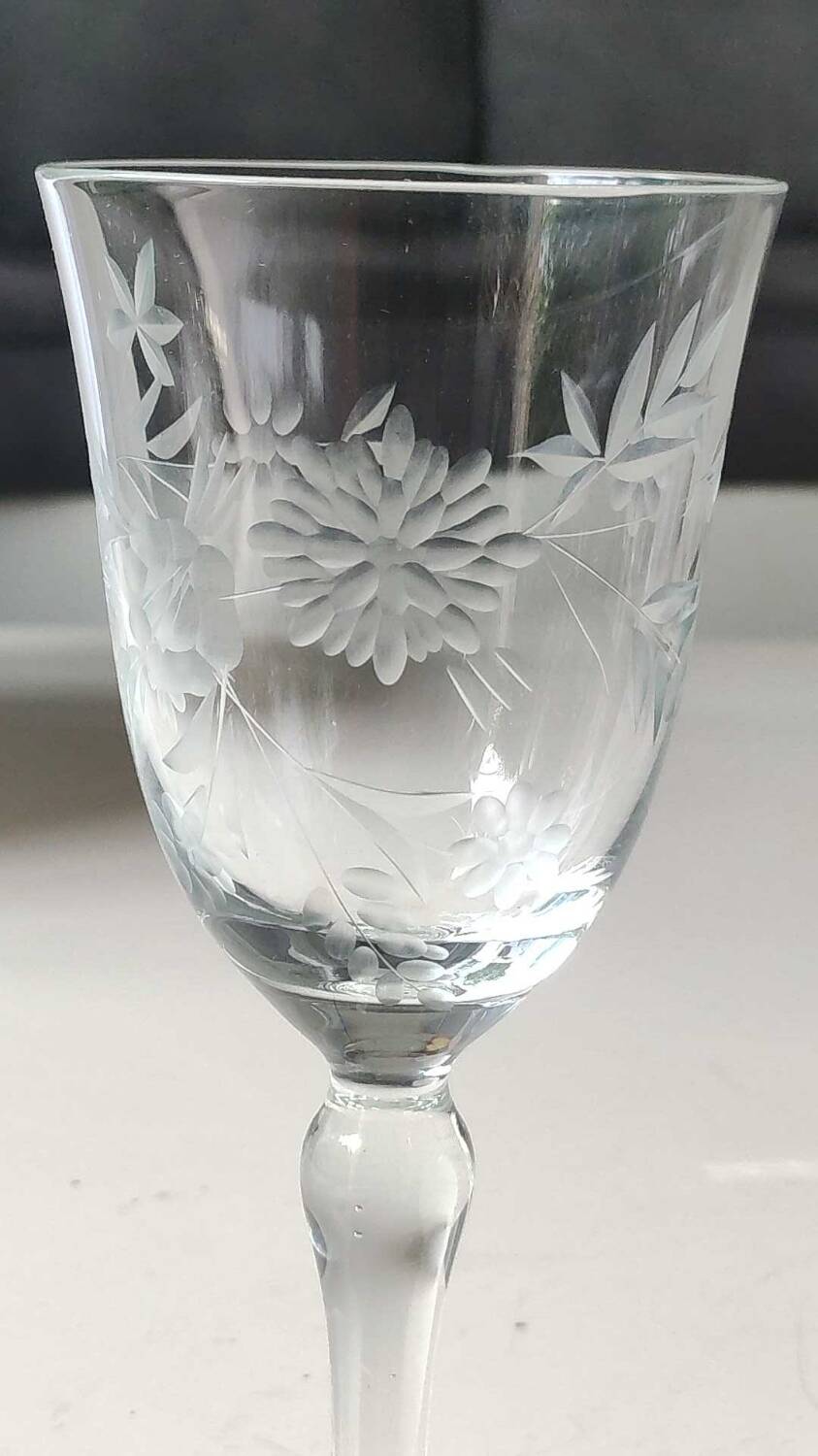 Set of 6 Large stemmed wine glasses