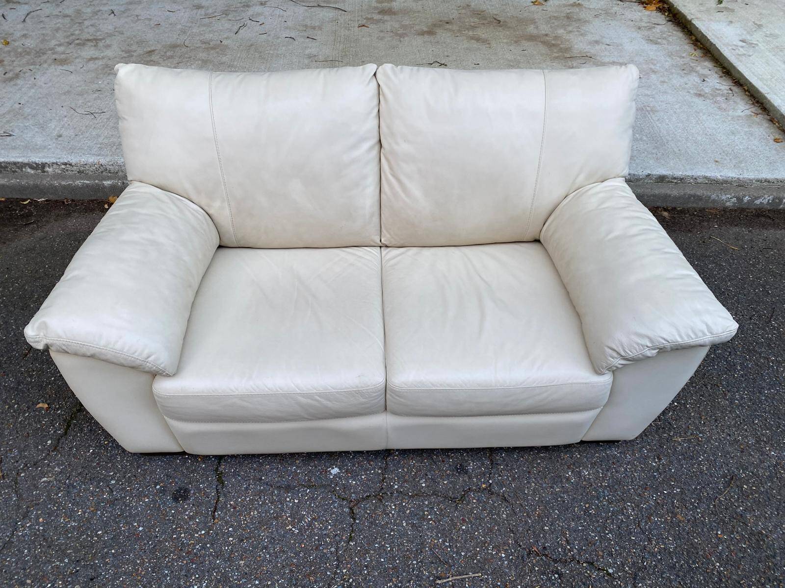 Canapé 2 places scandinave en cuir véritable beige