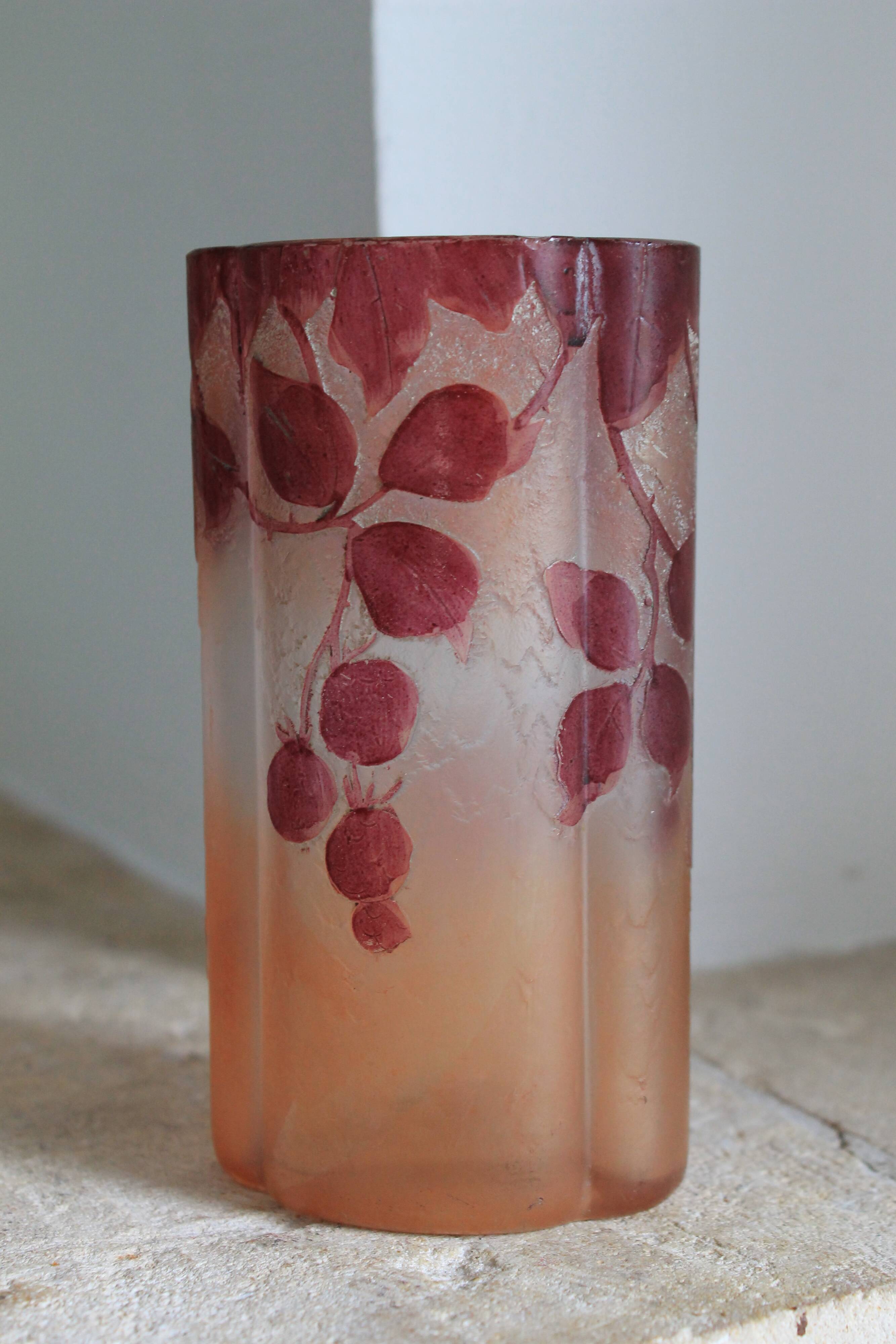 Legras quadrilobed vase from the "ruby" series in glass (1900 - 1910)