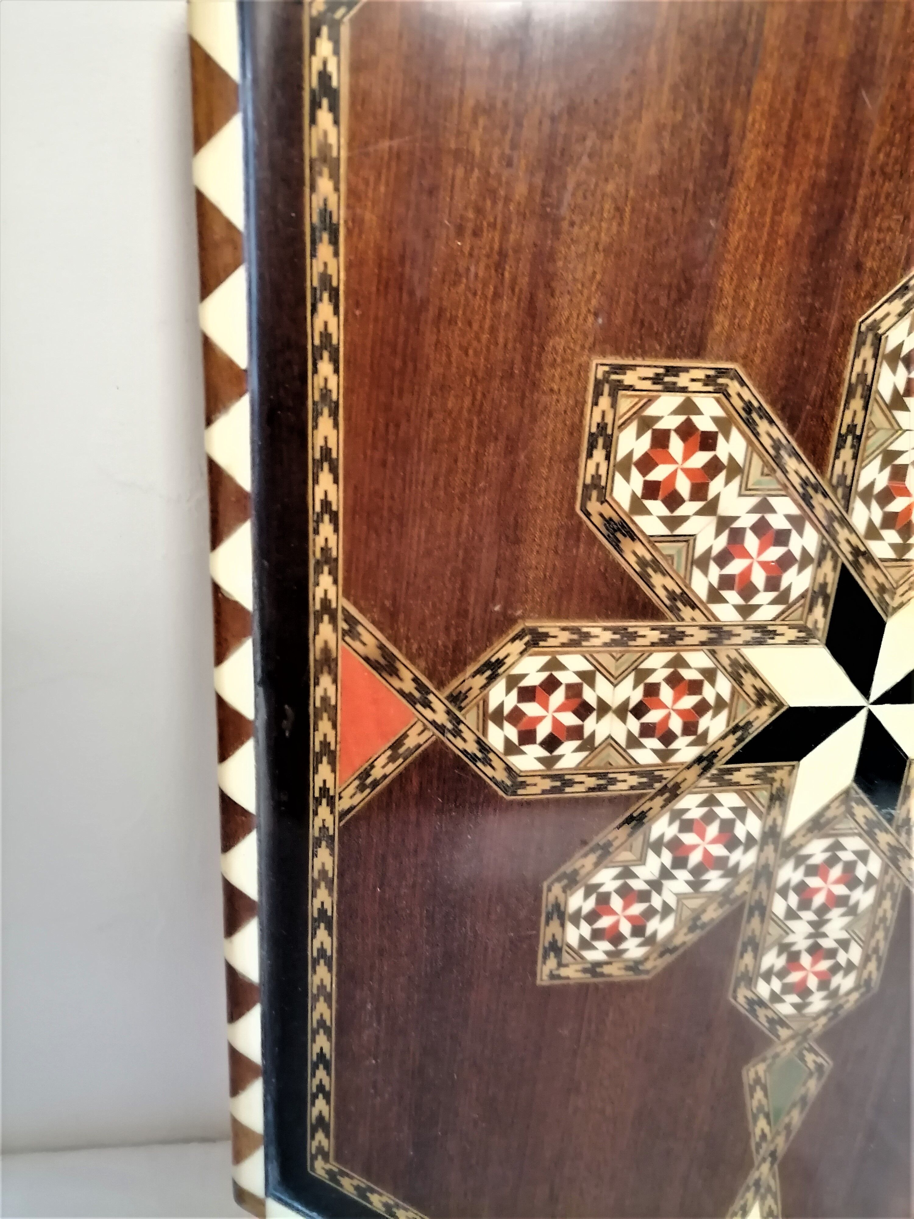 Old oriental plateau in marquetry.