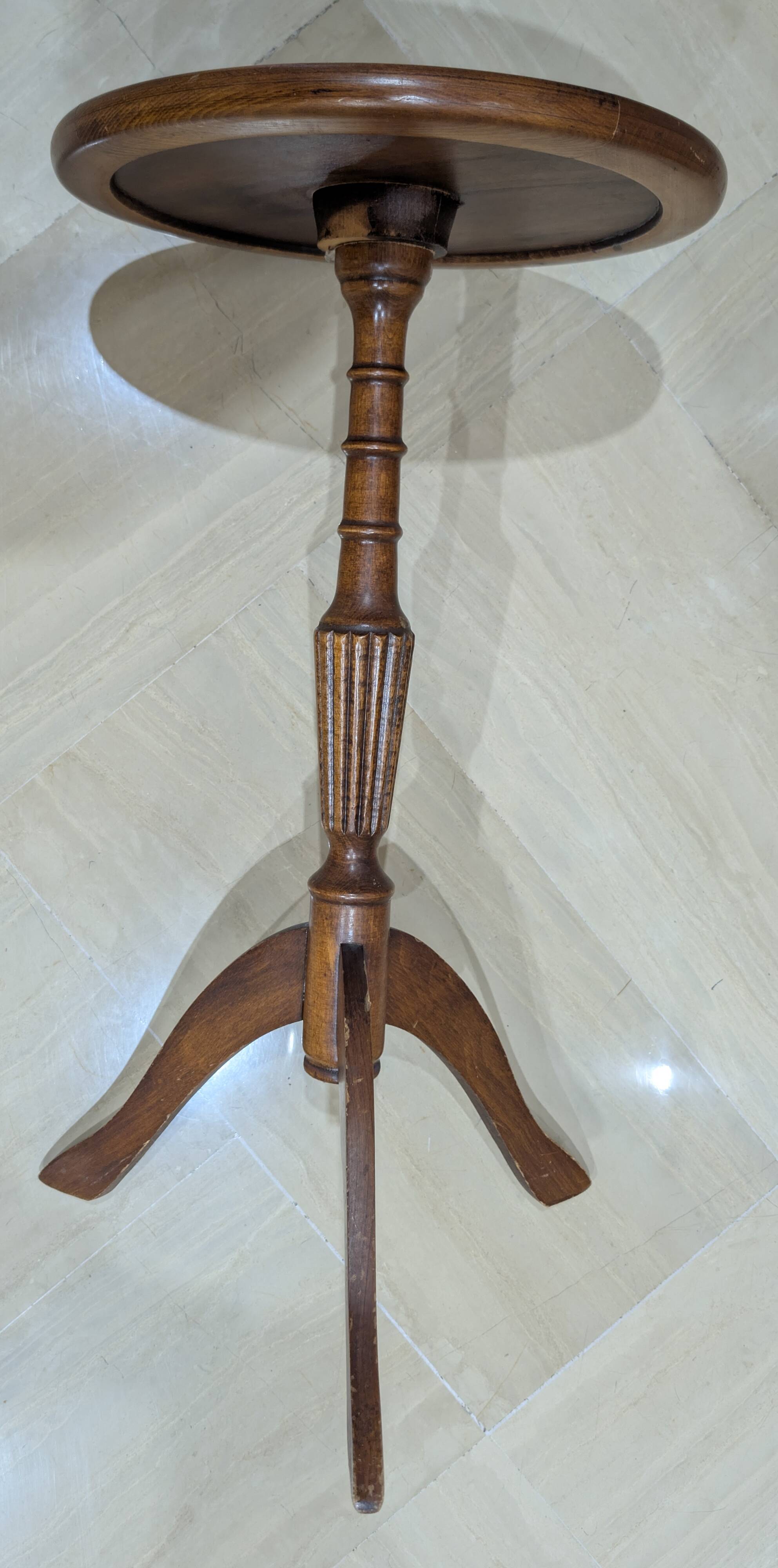 English style gueridon in wood – top covered with green/gold leather