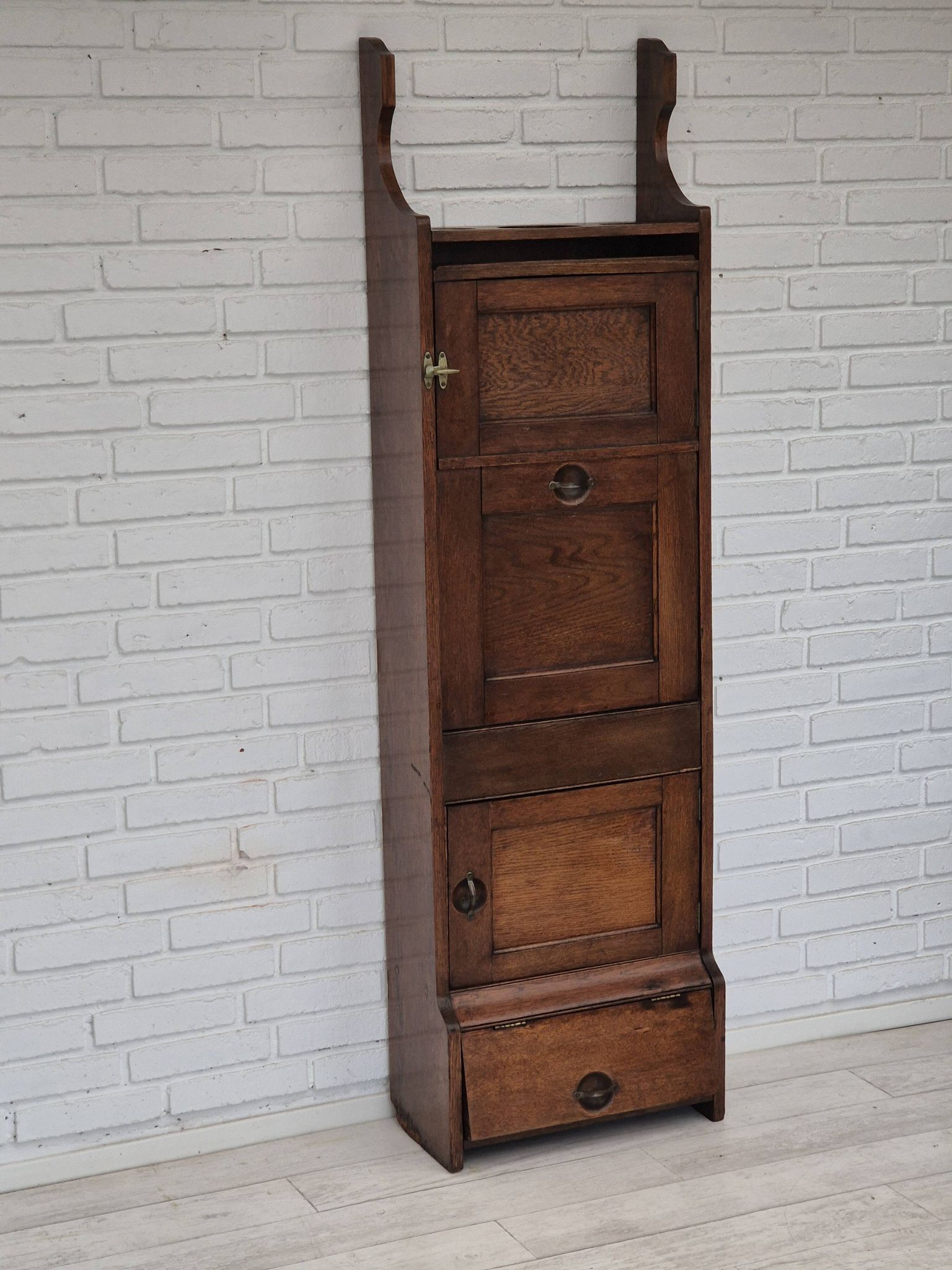 Armoire murale, bon état d'origine, bois de chêne, années 50, design scandinave