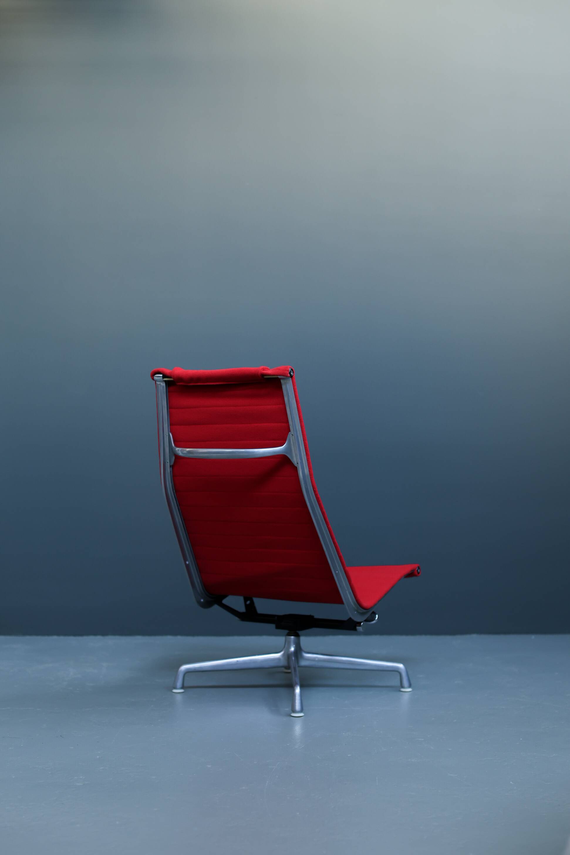 Aluminum Lounge Chair EA125 by Charles & Ray Eames for HERMAN MILLER