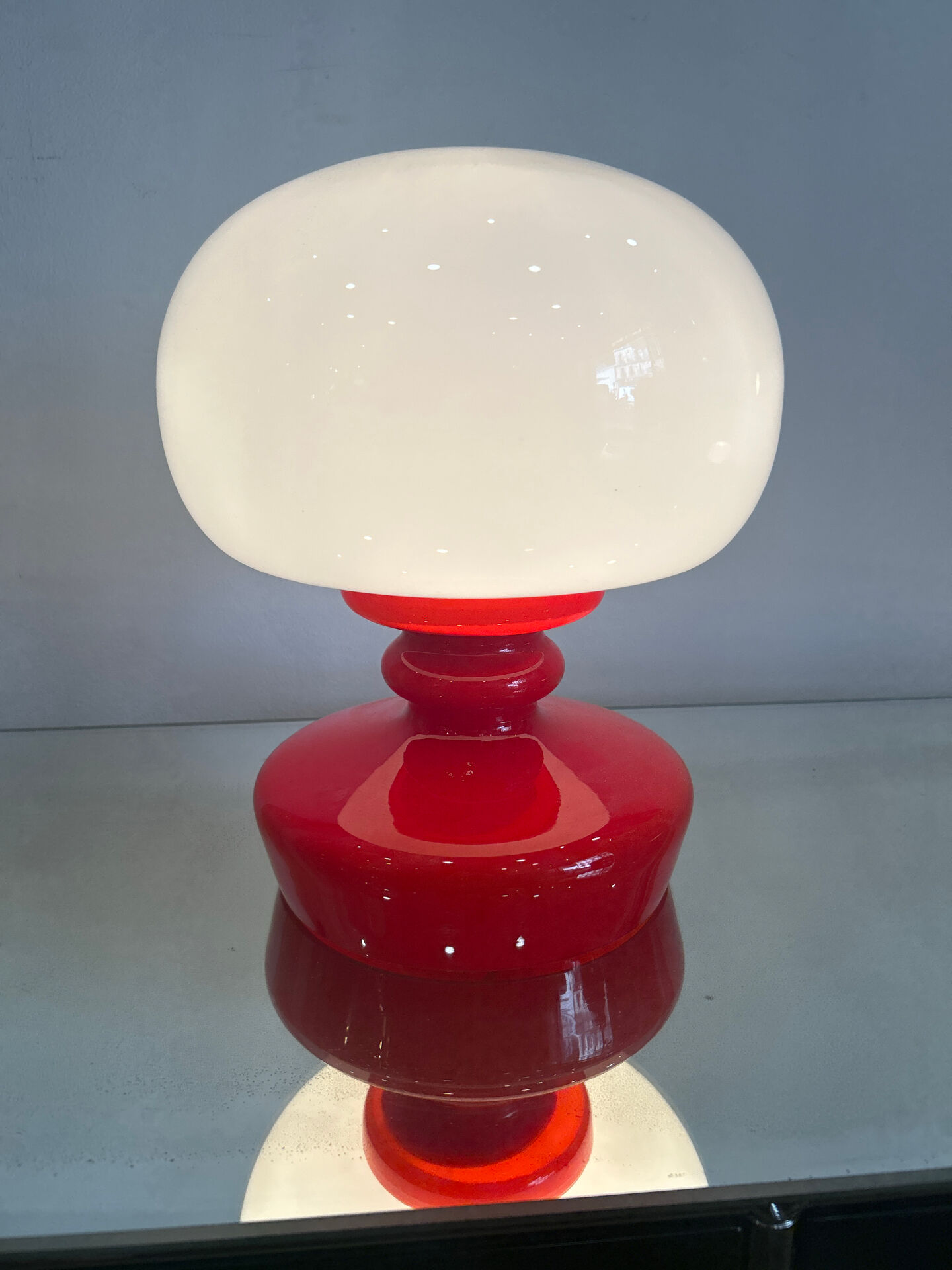 Red and white bedside lamp in opaline.