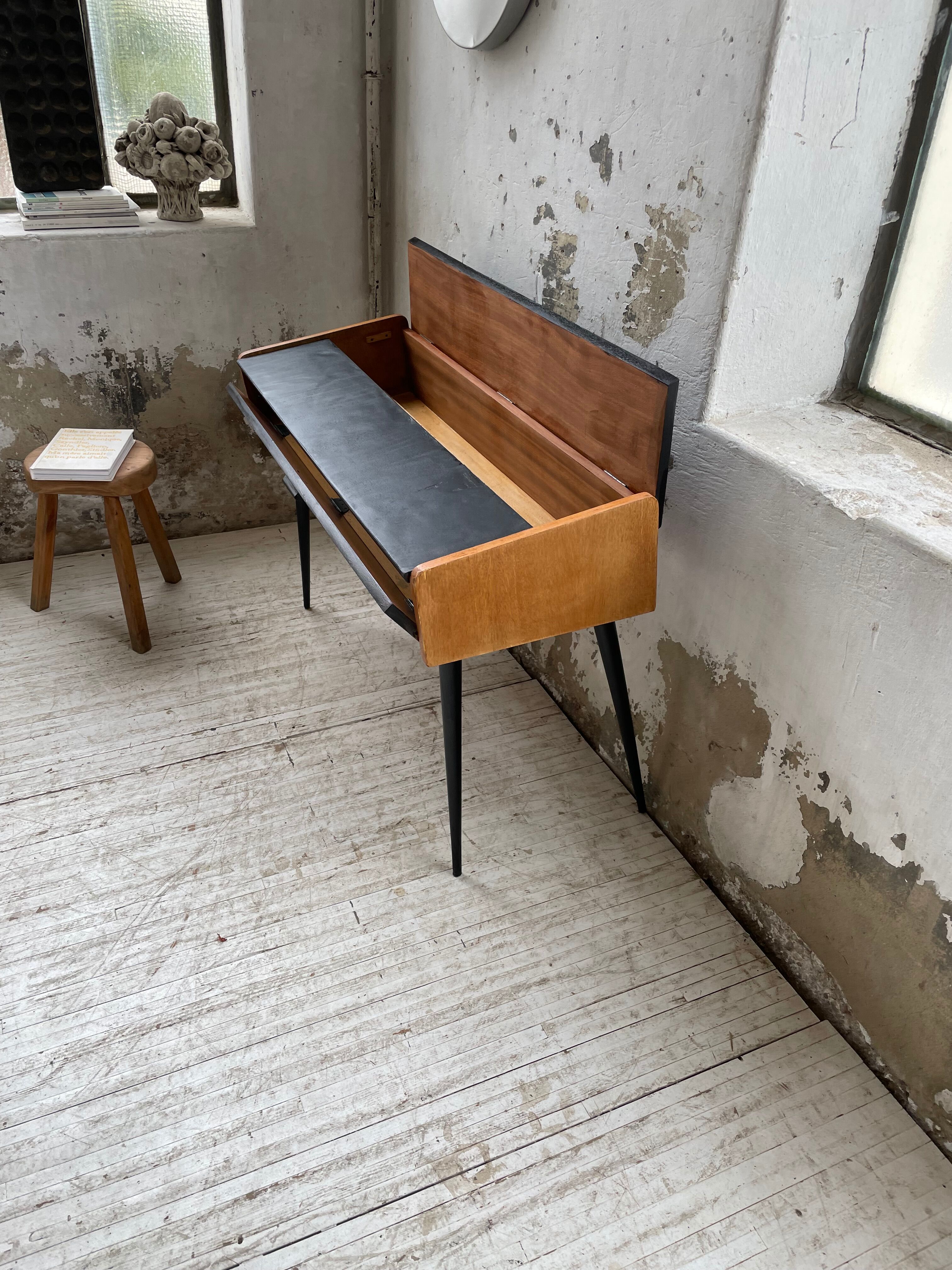 Console desktop feet compass 60s