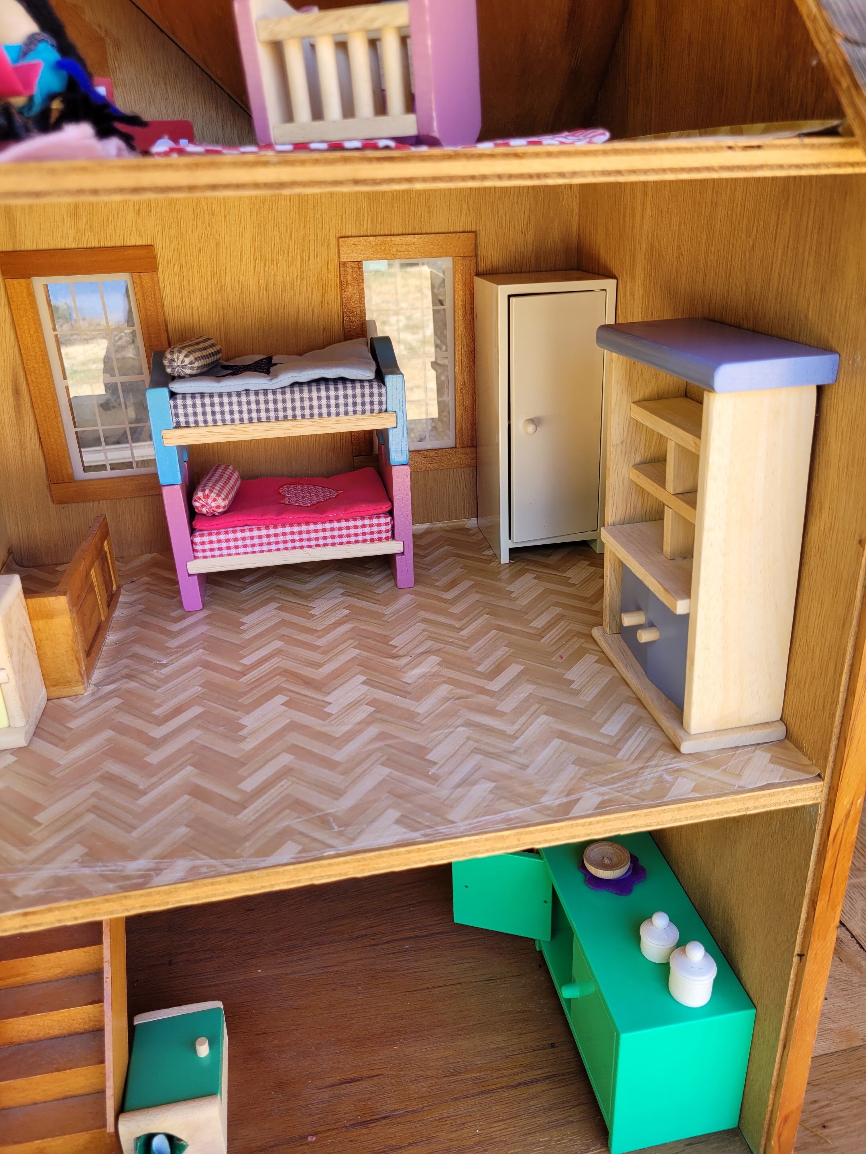 Artisanal cottage house for dolls
