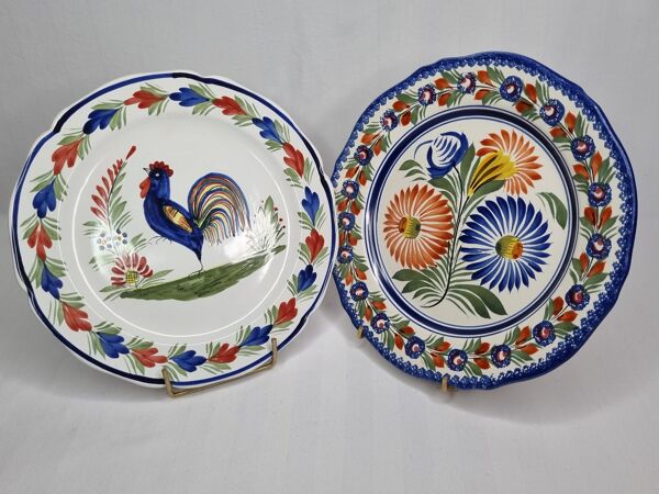 Paire d'assiettes plates Henriot Quimper à décor de coq et de fleurs