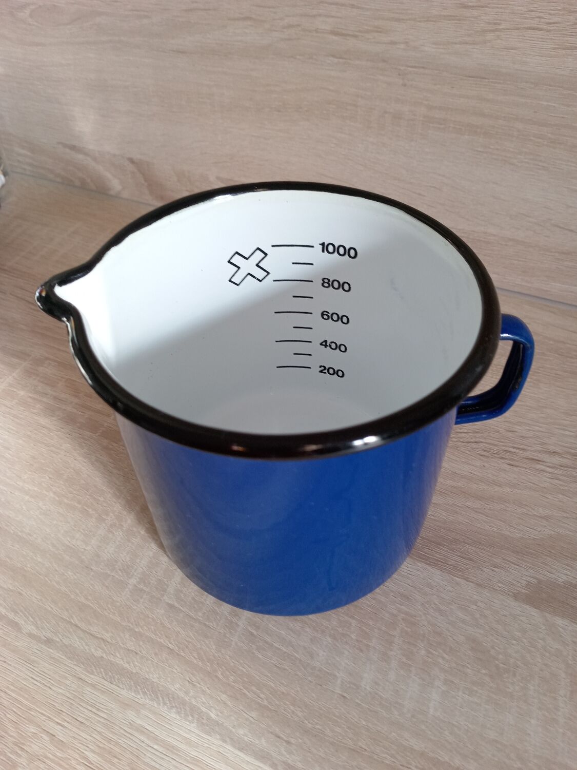 Enamelled graduated pot