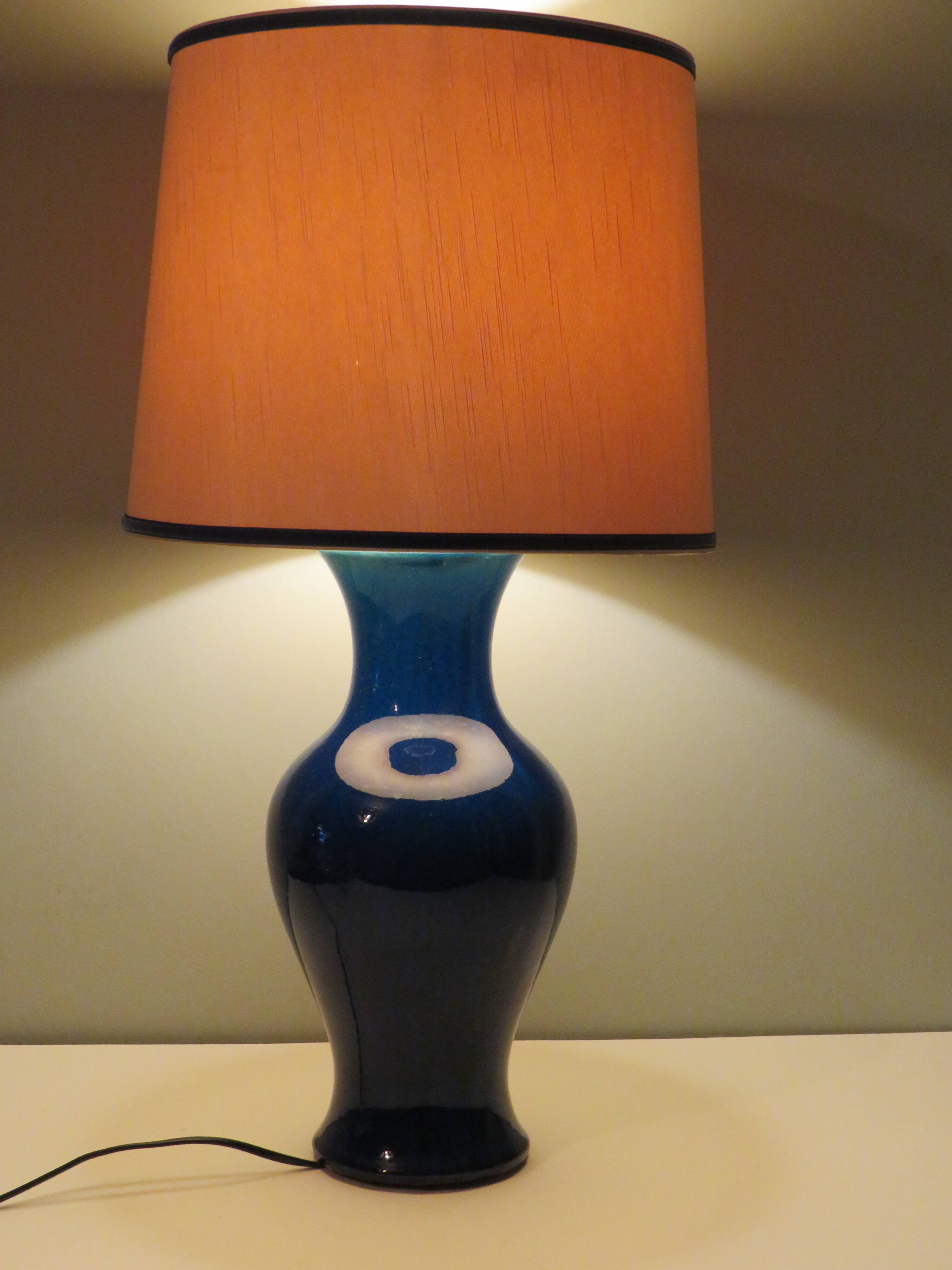 Lampe de table en céramique bleue France 1970