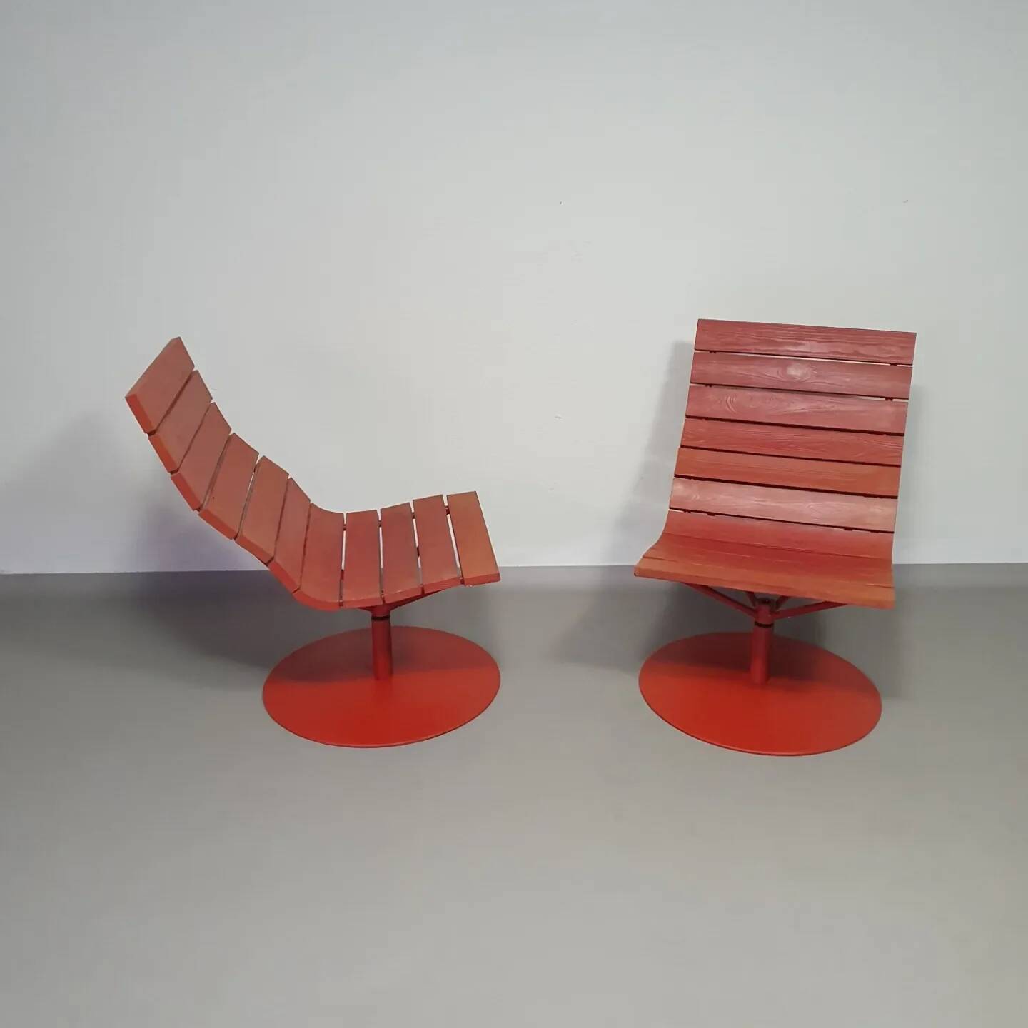 Marcus Arvonen pour Ikea (PS 2009) - 2 fauteuils pivotants Brygga rouges
