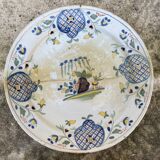 Plat ancien restauré à motif floral
