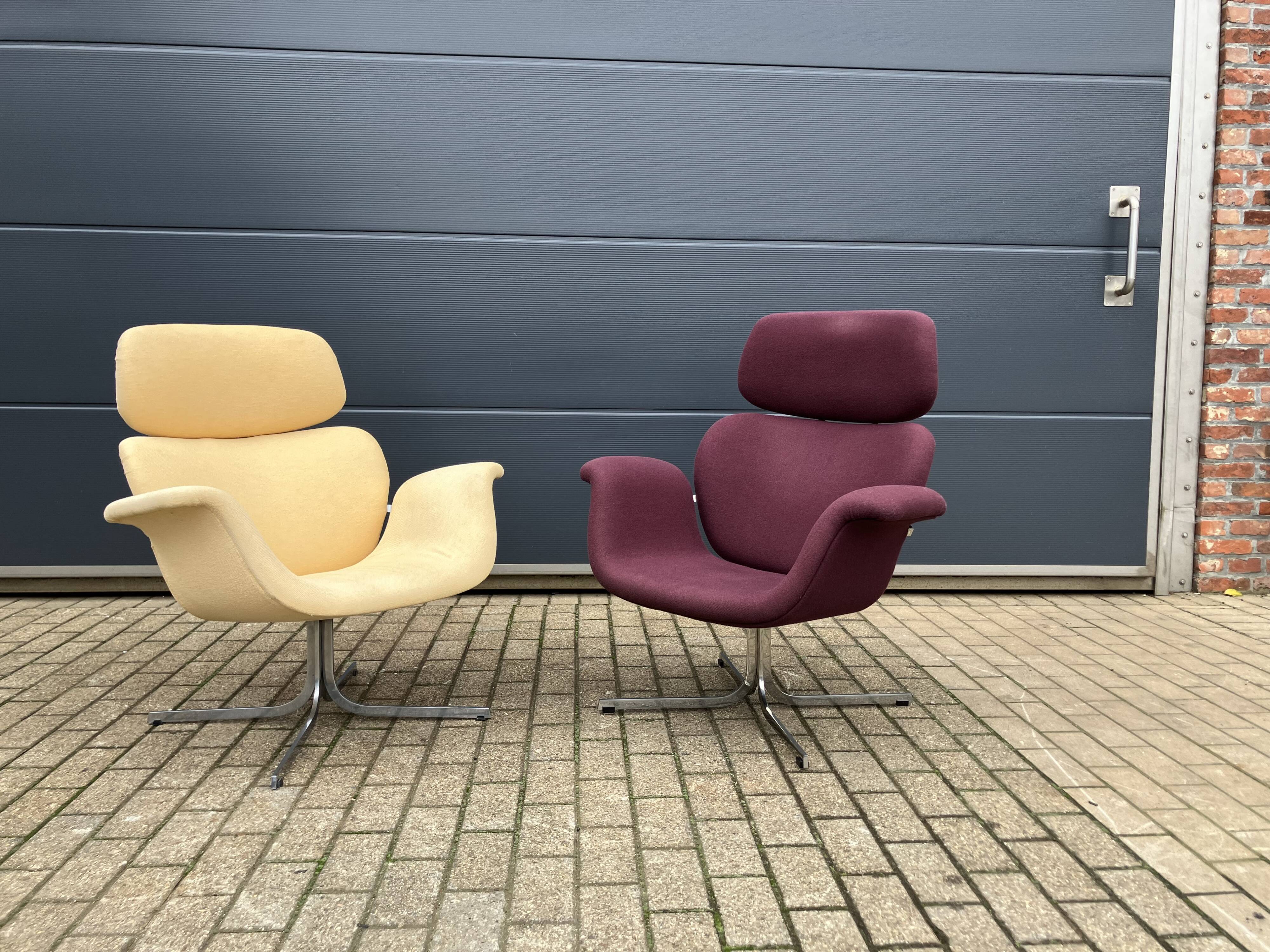 2x Artifort Big Tulip by Pierre Paulin, oud model met kruisvoet