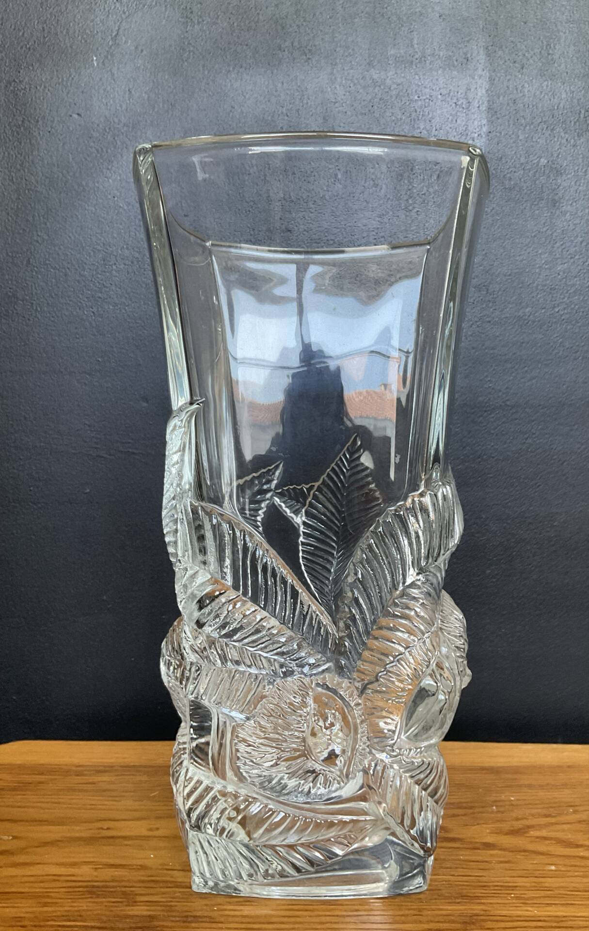 Grand vase vintage en verre moulé pressé