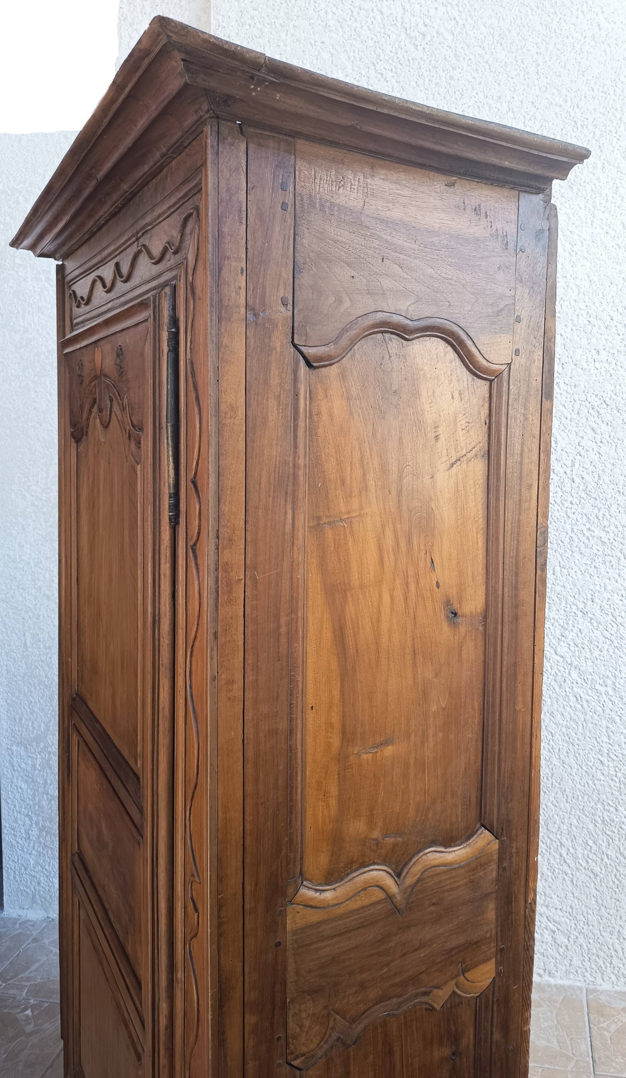 Louis XIV walnut bonnetière from the 18th century.